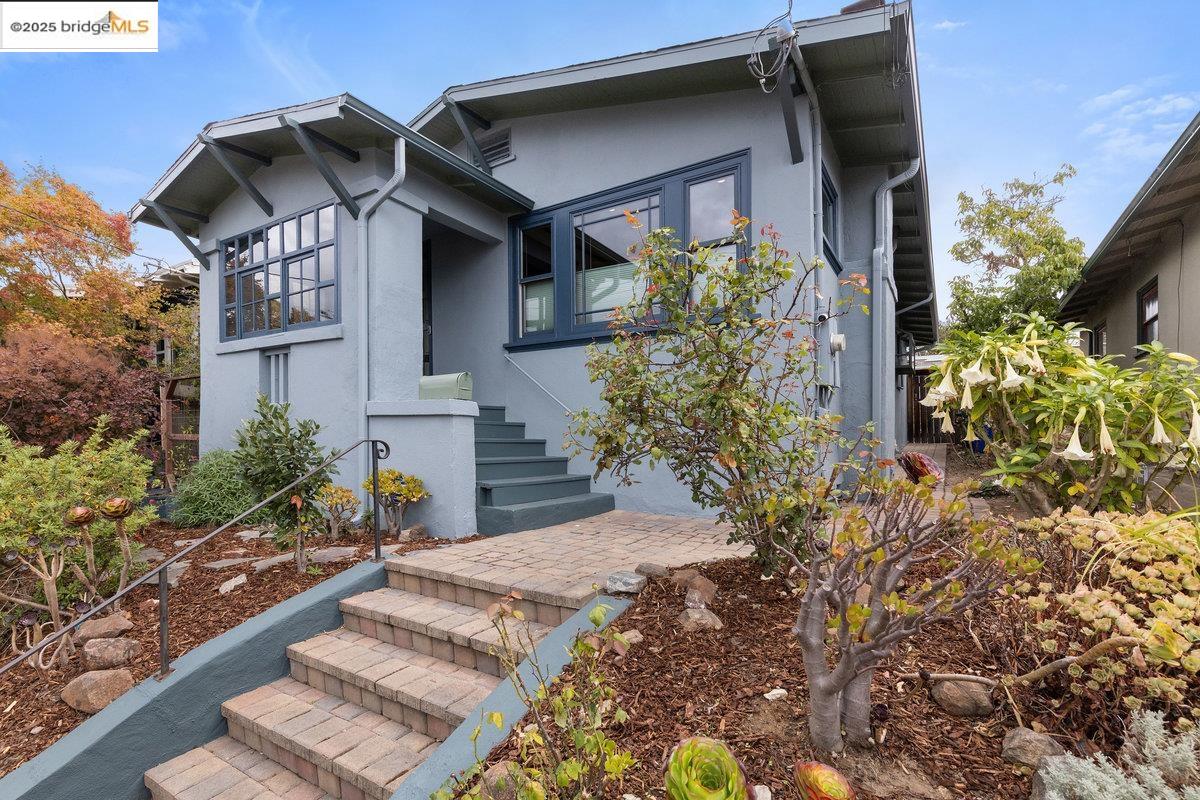 Detail Gallery Image 2 of 39 For 3826 Lincoln Ave, Oakland,  CA 94602 - 2 Beds | 1 Baths