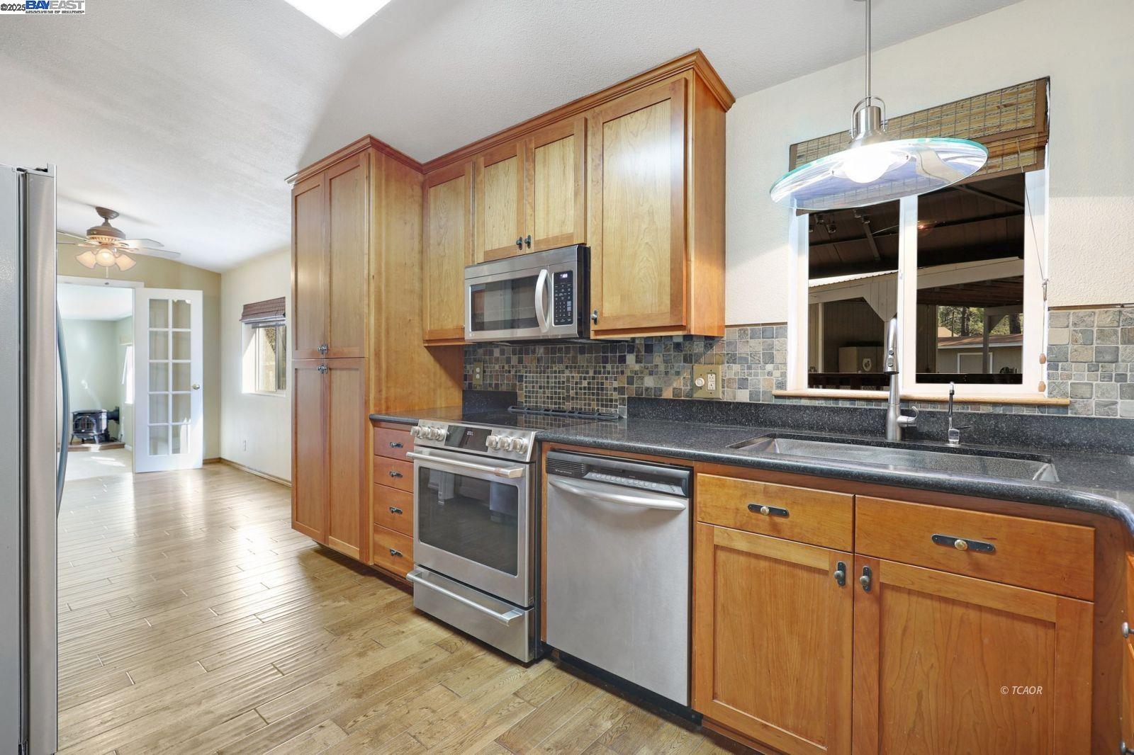 Detail Gallery Image 8 of 39 For 180 Steelhead Cir, Lewiston,  CA 96052 - 2 Beds | 2 Baths