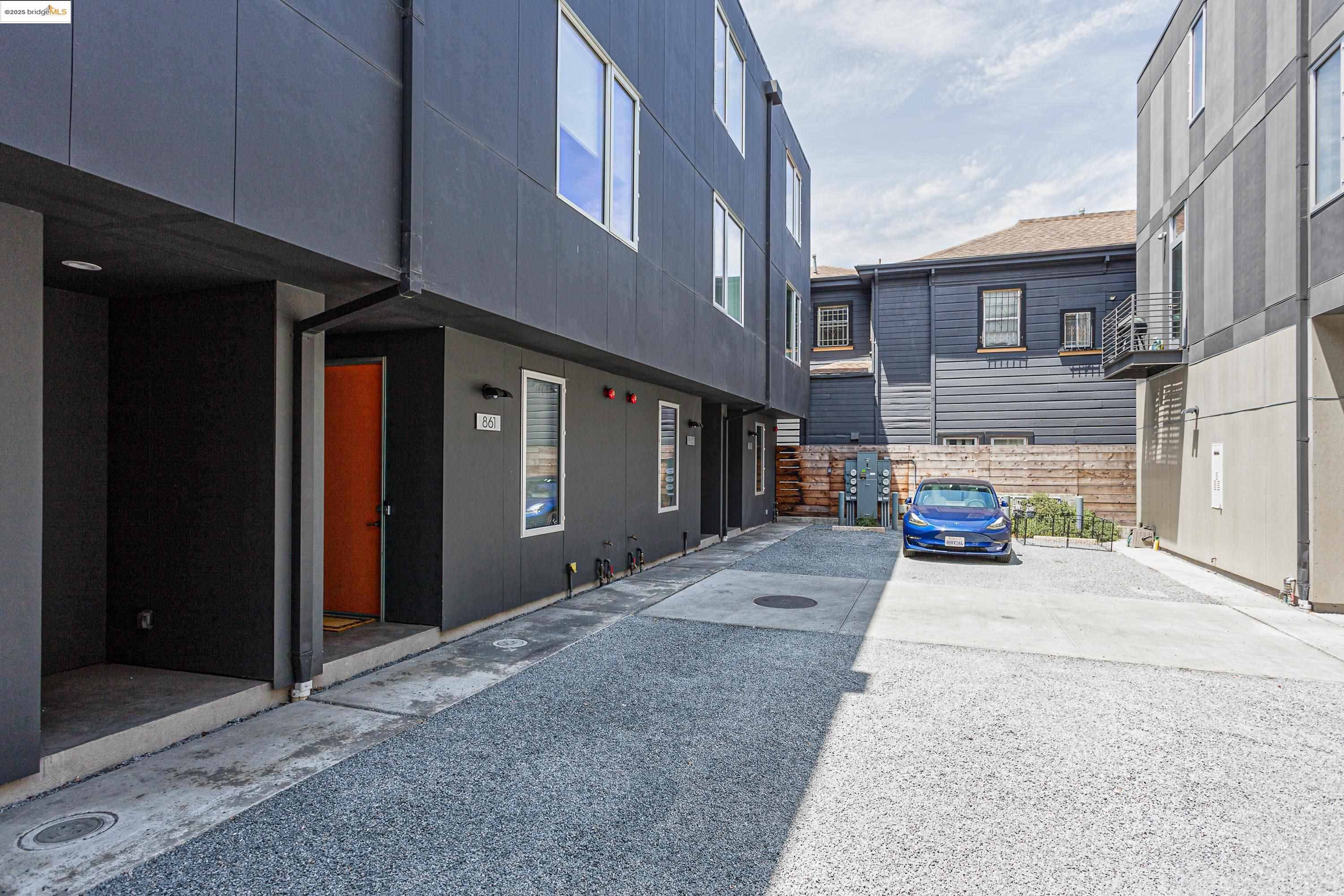 Detail Gallery Image 2 of 18 For 861 W Grand Ave, Oakland,  CA 94607 - 3 Beds | 2 Baths