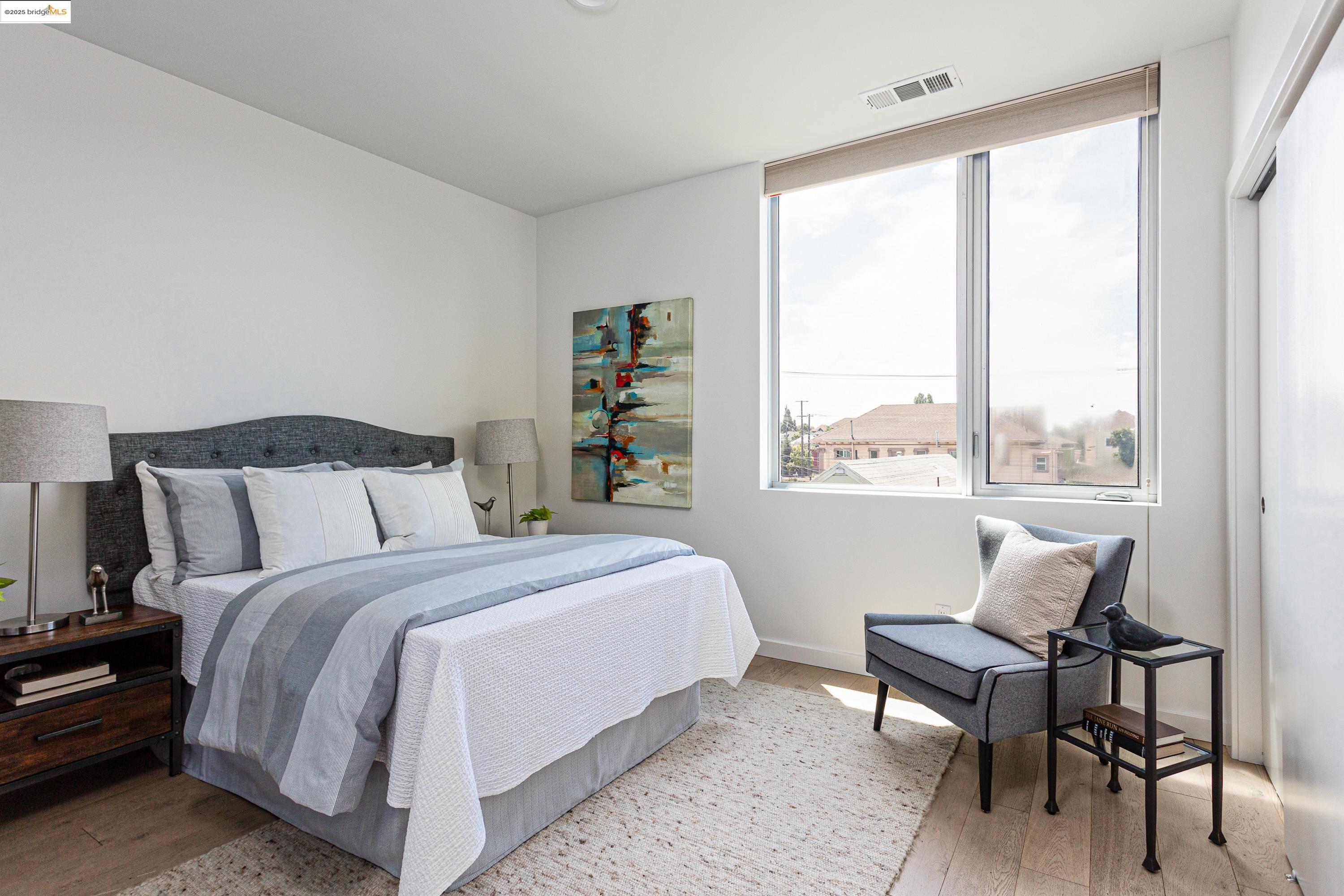 Detail Gallery Image 11 of 18 For 861 W Grand Ave, Oakland,  CA 94607 - 3 Beds | 2 Baths