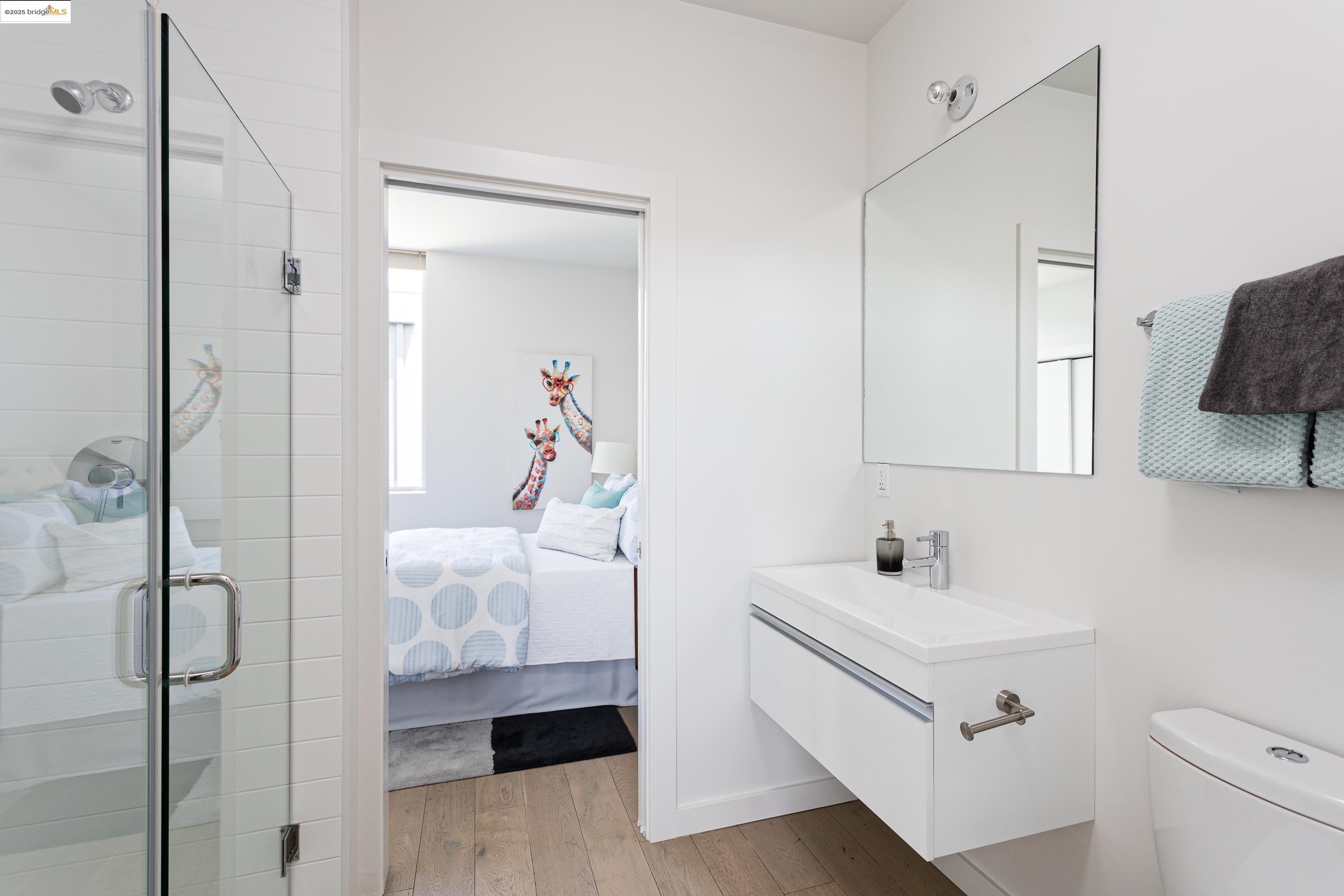 Detail Gallery Image 12 of 18 For 861 W Grand Ave, Oakland,  CA 94607 - 3 Beds | 2 Baths