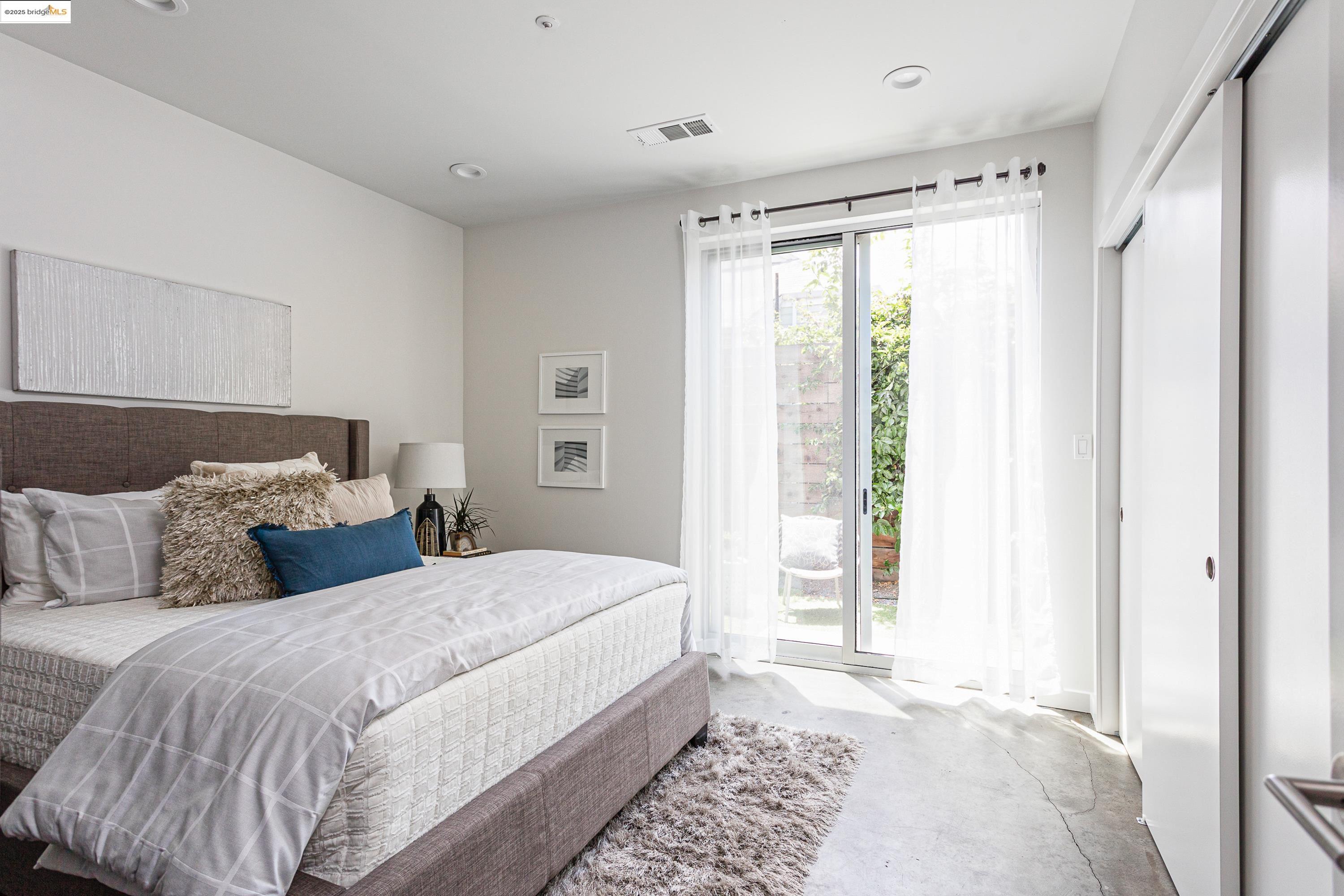 Detail Gallery Image 16 of 18 For 861 W Grand Ave, Oakland,  CA 94607 - 3 Beds | 2 Baths