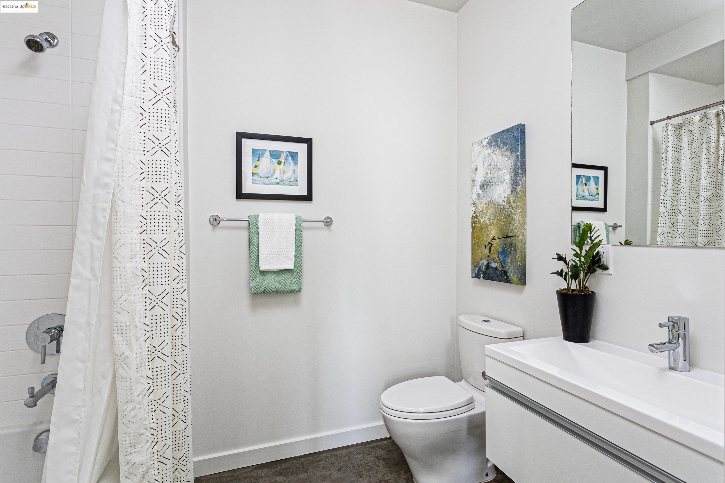Detail Gallery Image 17 of 18 For 861 W Grand Ave, Oakland,  CA 94607 - 3 Beds | 2 Baths