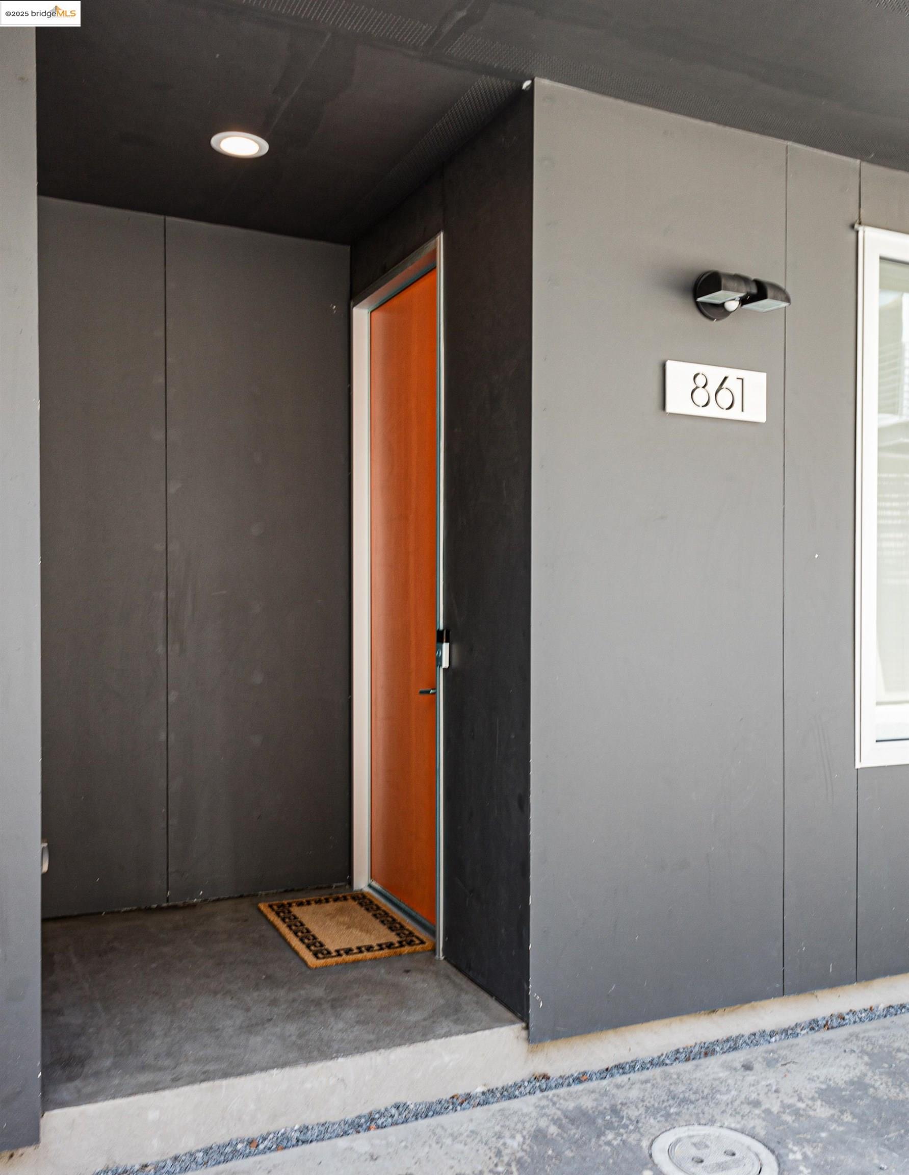 Detail Gallery Image 3 of 18 For 861 W Grand Ave, Oakland,  CA 94607 - 3 Beds | 2 Baths