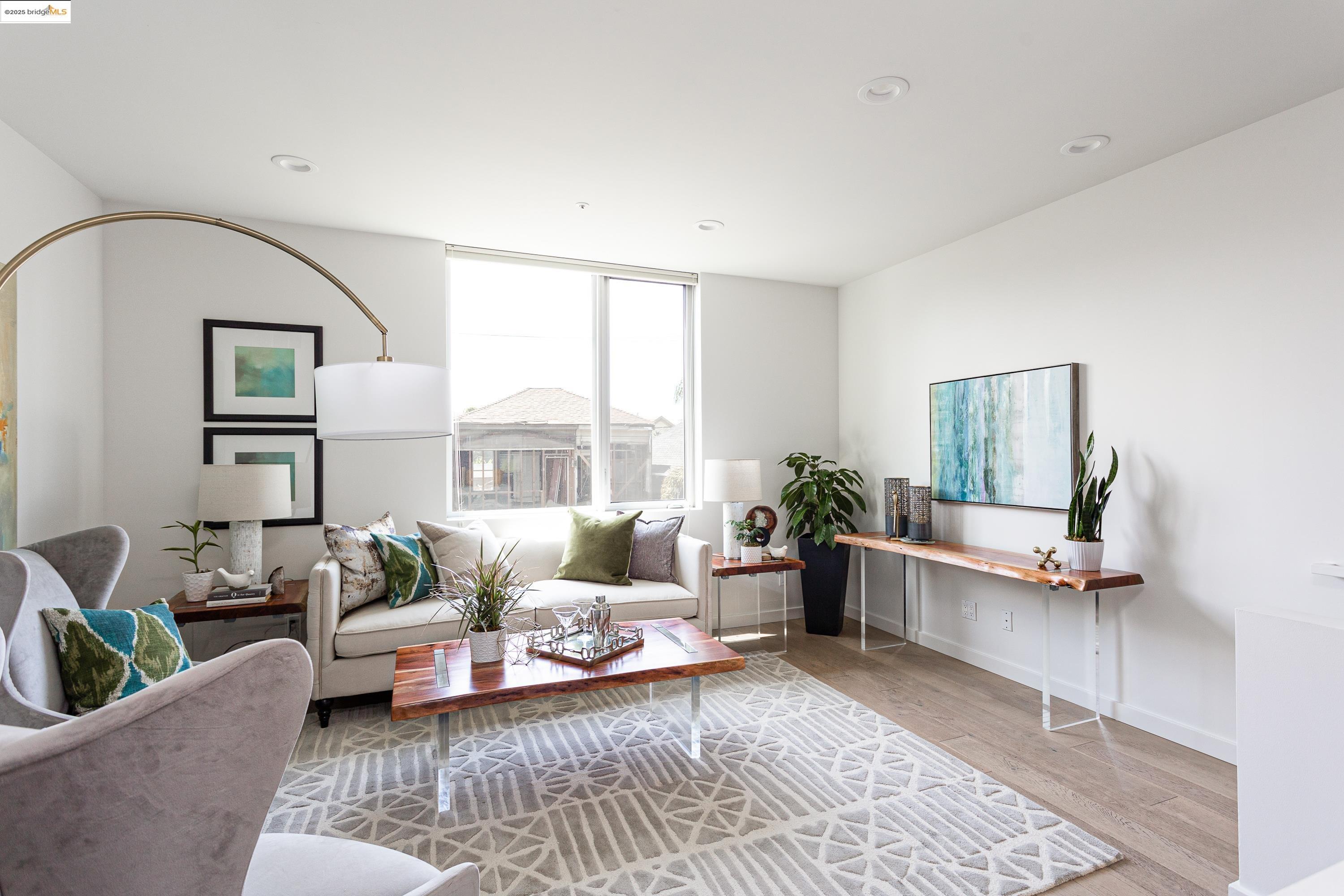 Detail Gallery Image 5 of 18 For 861 W Grand Ave, Oakland,  CA 94607 - 3 Beds | 2 Baths