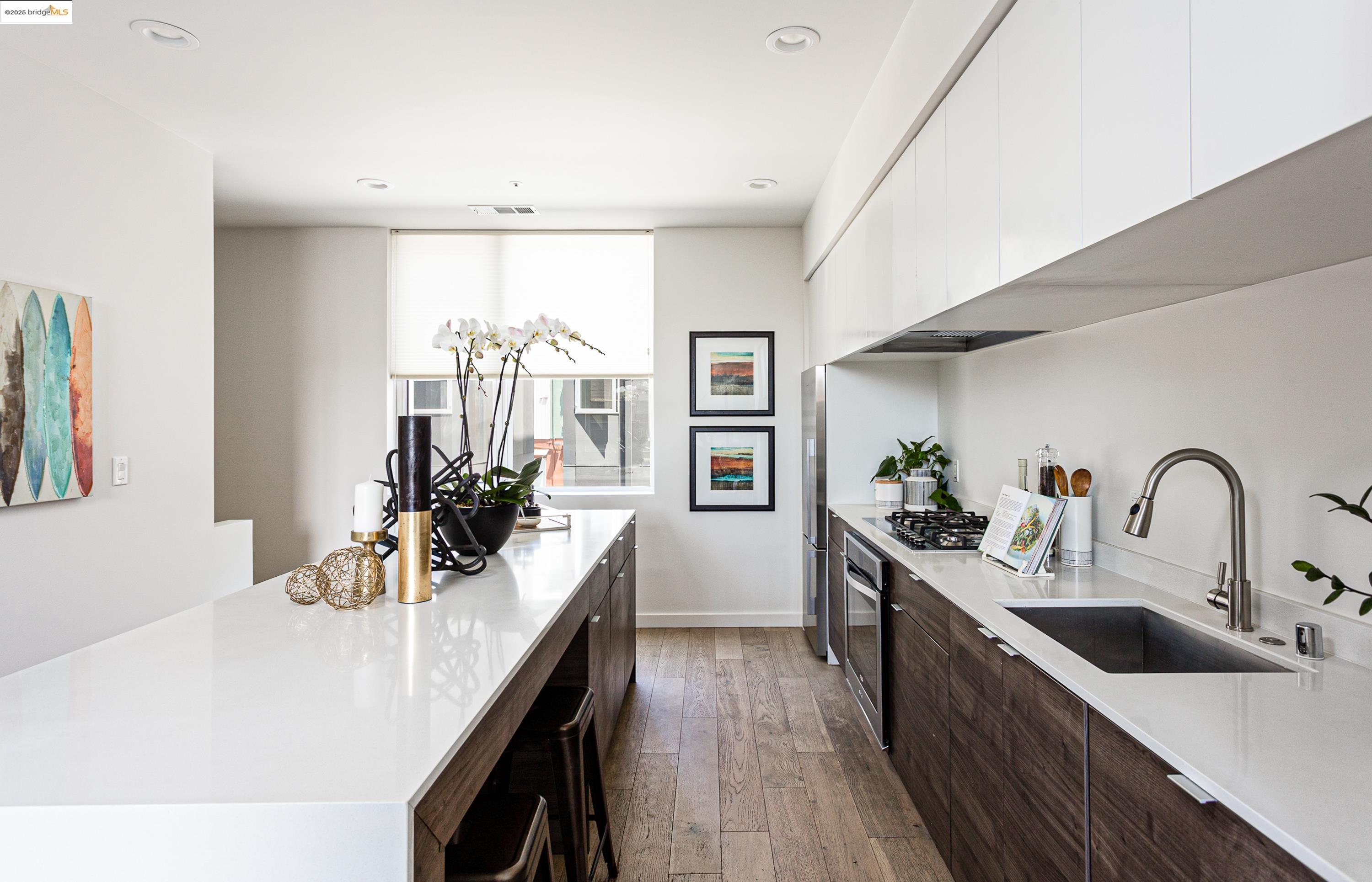 Detail Gallery Image 8 of 18 For 861 W Grand Ave, Oakland,  CA 94607 - 3 Beds | 2 Baths