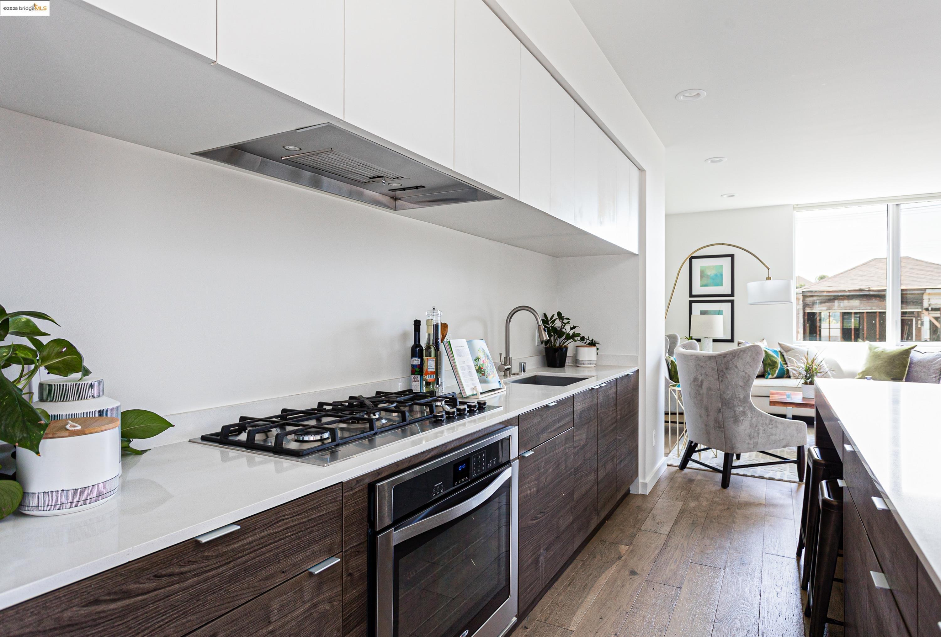 Detail Gallery Image 9 of 18 For 861 W Grand Ave, Oakland,  CA 94607 - 3 Beds | 2 Baths