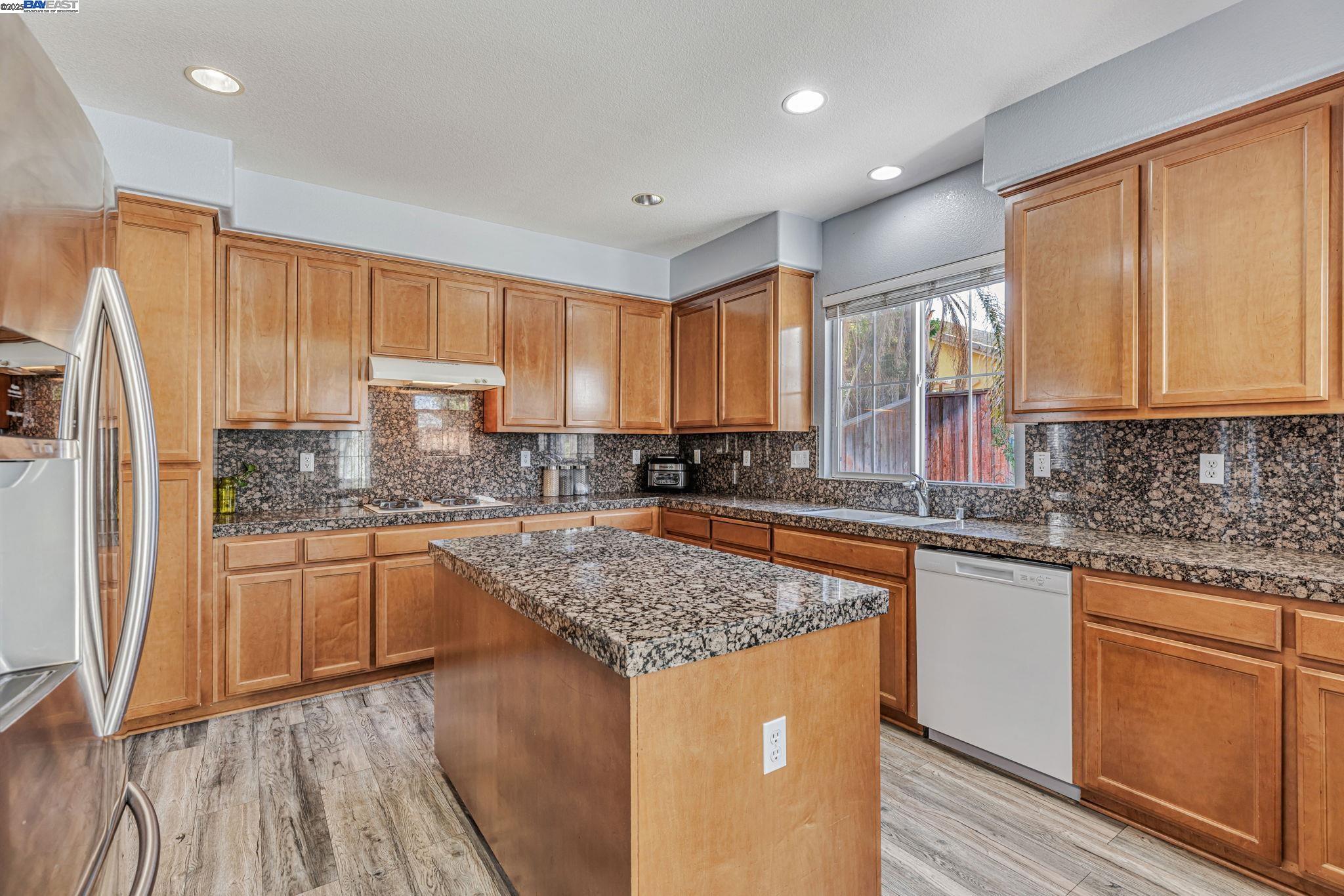 Detail Gallery Image 8 of 39 For 799 Ellerbrook St, Mountain House,  CA 95391 - 4 Beds | 3 Baths