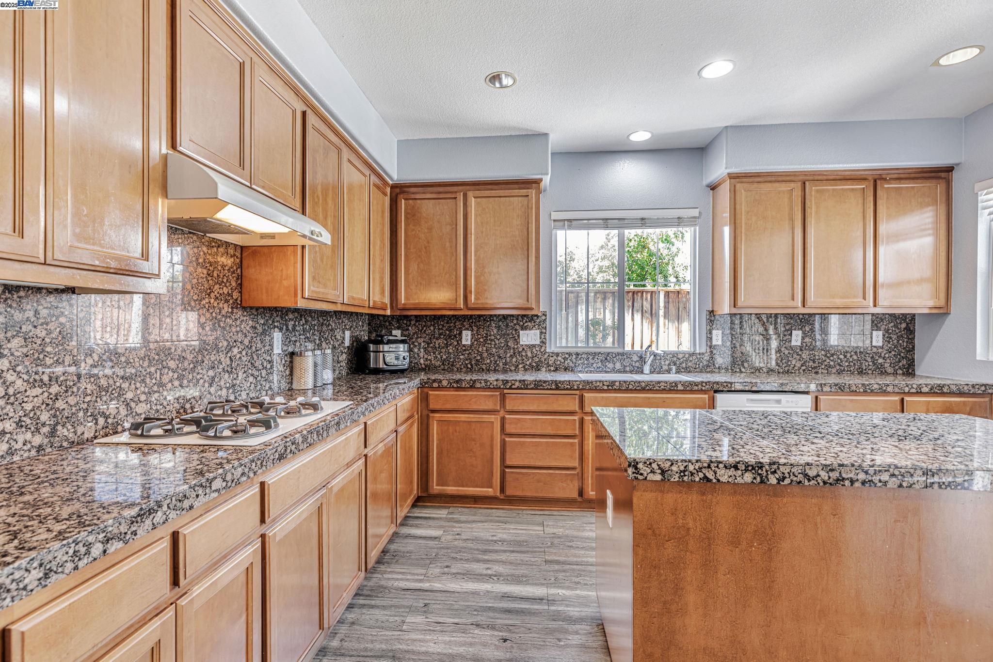 Detail Gallery Image 10 of 39 For 799 Ellerbrook St, Mountain House,  CA 95391 - 4 Beds | 3 Baths