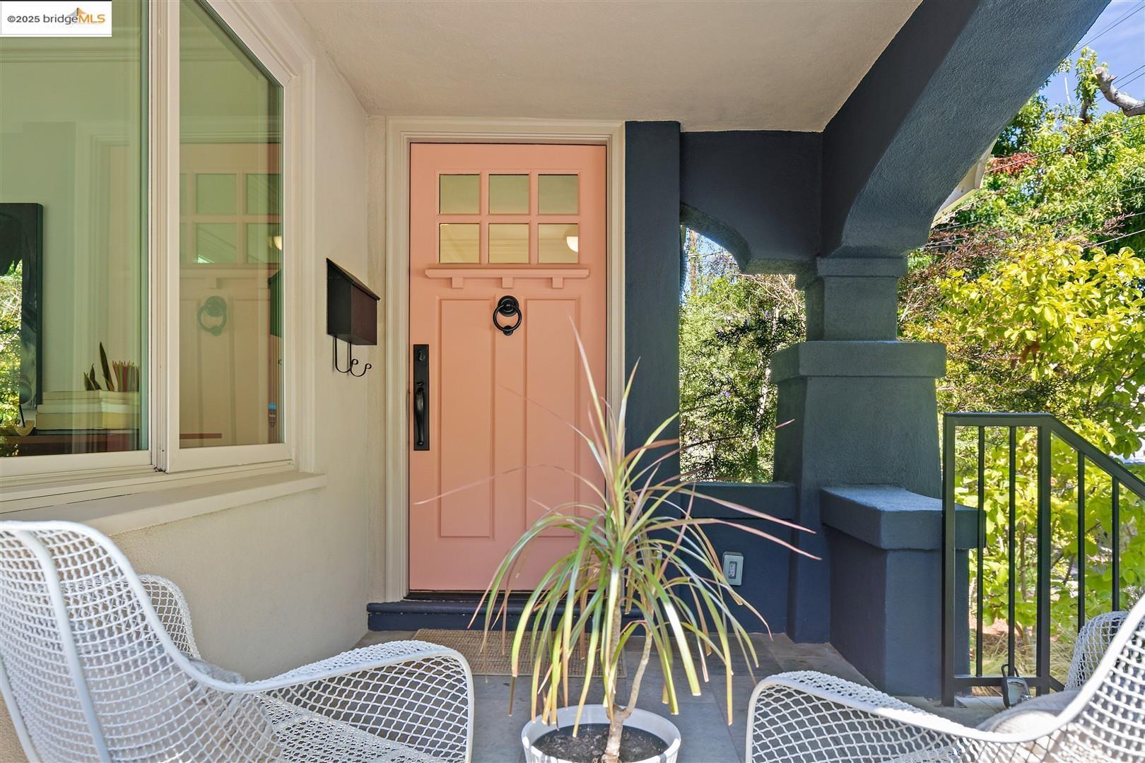 Detail Gallery Image 3 of 35 For 2310 Spaulding Ave, Berkeley,  CA 94703 - 3 Beds | 2 Baths