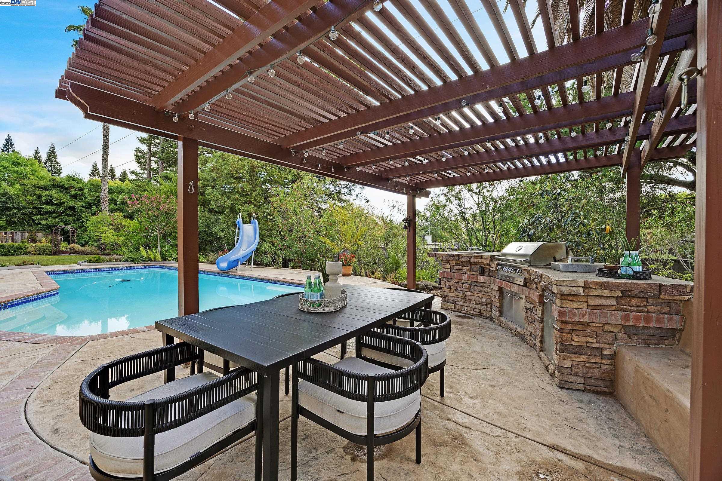 Detail Gallery Image 24 of 48 For 651 Derbyshire Place, Danville,  CA 94526 - 5 Beds | 3 Baths