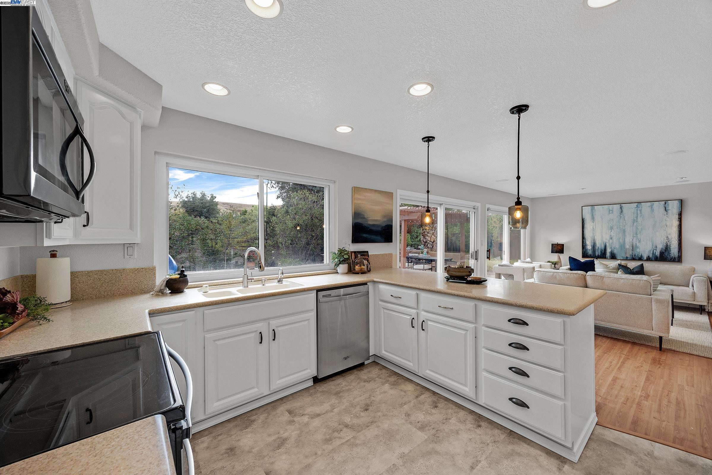 Detail Gallery Image 8 of 48 For 651 Derbyshire Place, Danville,  CA 94526 - 5 Beds | 3 Baths