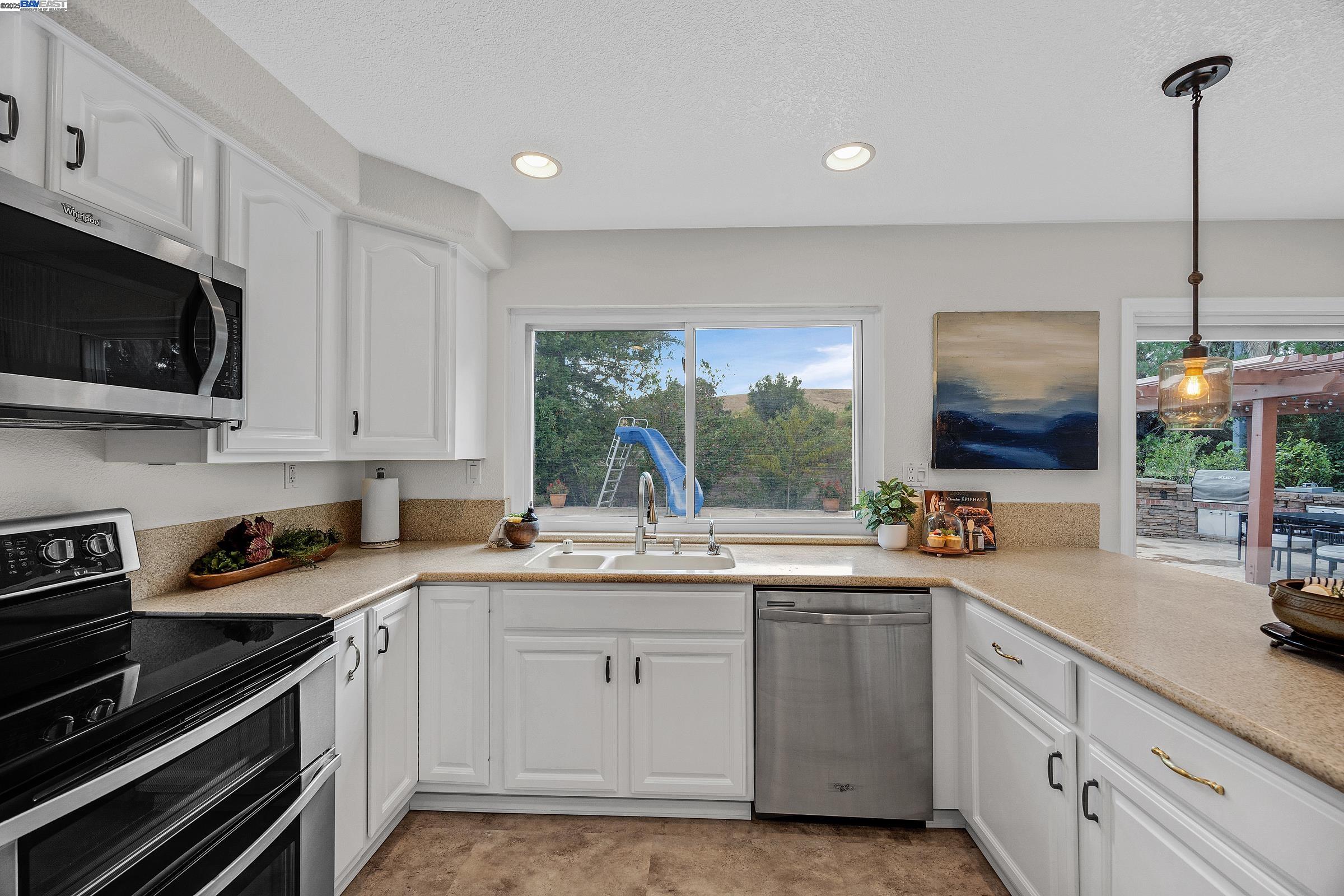 Detail Gallery Image 9 of 48 For 651 Derbyshire Place, Danville,  CA 94526 - 5 Beds | 3 Baths