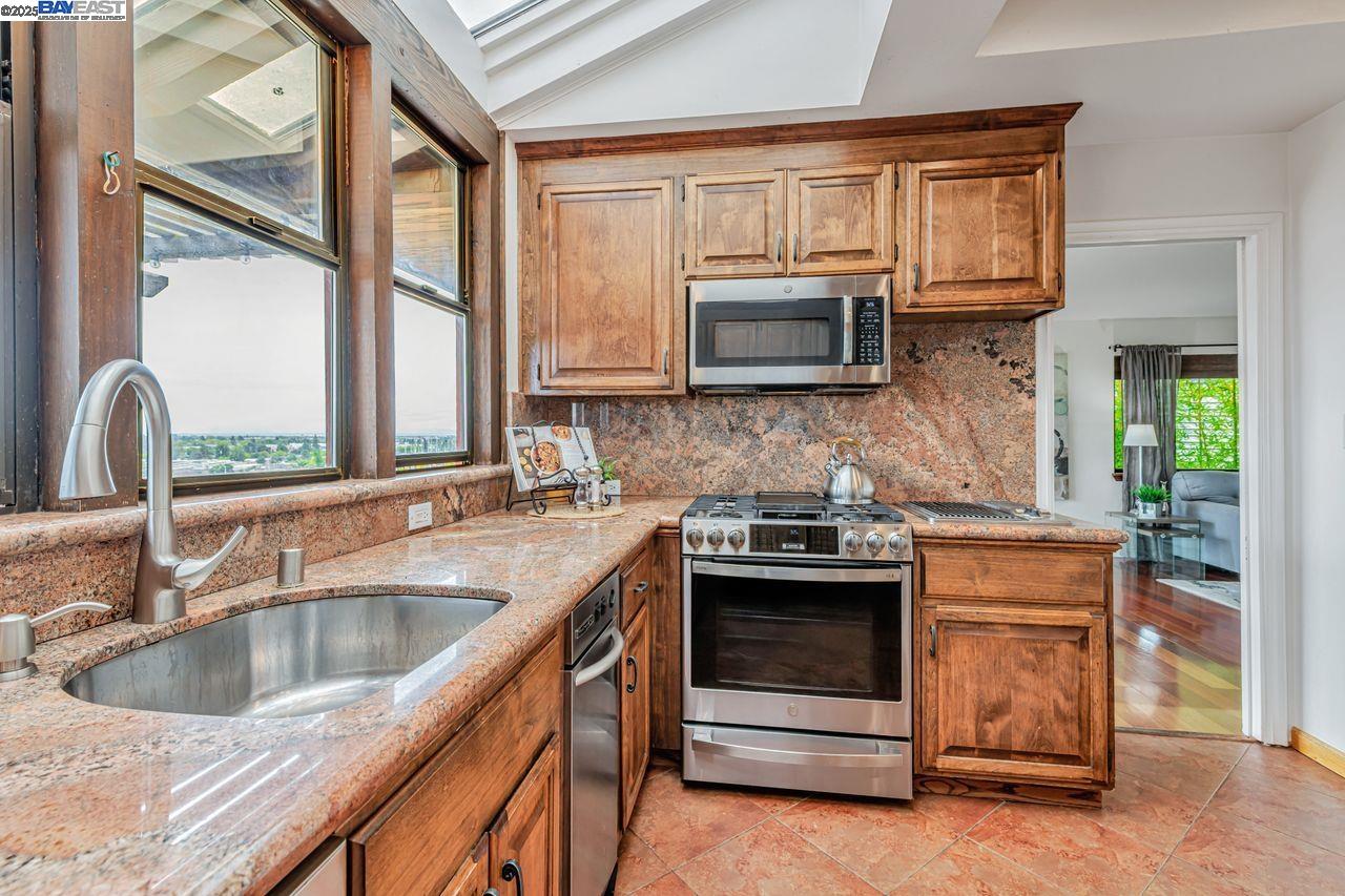 Detail Gallery Image 19 of 60 For 31865 Chicoine Ave, Hayward,  CA 94544 - 3 Beds | 2/1 Baths