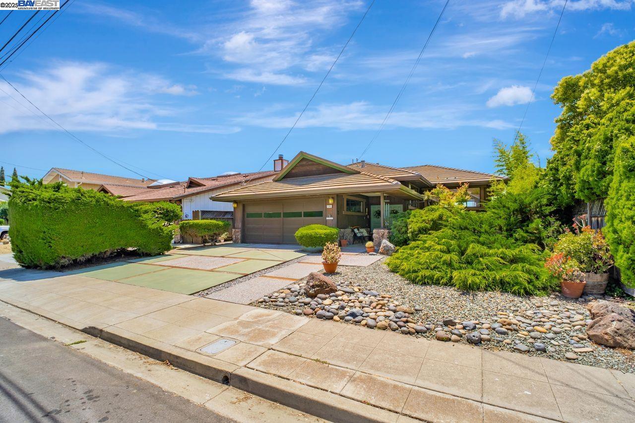Detail Gallery Image 3 of 60 For 31865 Chicoine Ave, Hayward,  CA 94544 - 3 Beds | 2/1 Baths
