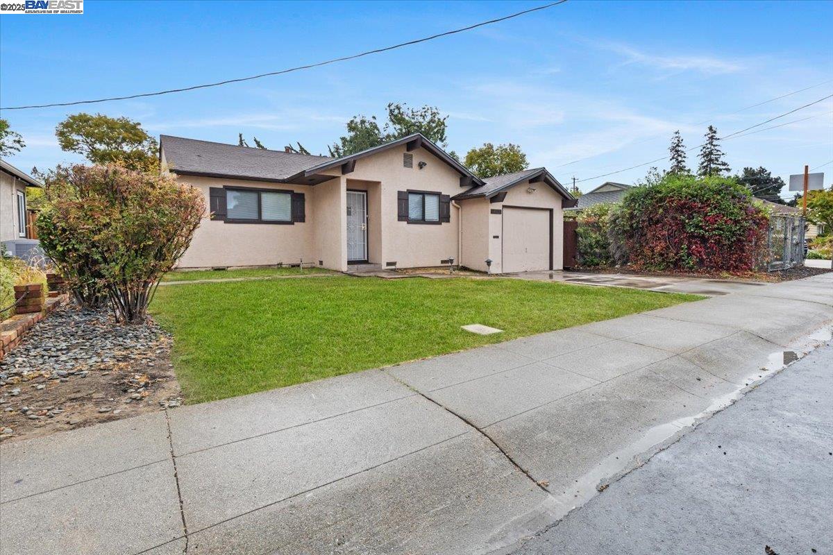 Detail Gallery Image 2 of 30 For 19650 San Miguel Ave, Castro Valley,  CA 94546 - 3 Beds | 2 Baths
