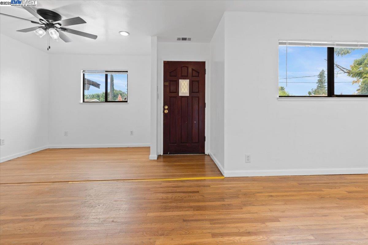 Detail Gallery Image 4 of 30 For 19650 San Miguel Ave, Castro Valley,  CA 94546 - 3 Beds | 2 Baths