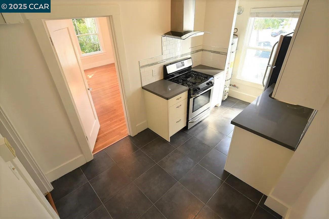 Detail Gallery Image 3 of 8 For 3040 Telegraph Ave #4,  Berkeley,  CA 94705 - 1 Beds | 1 Baths