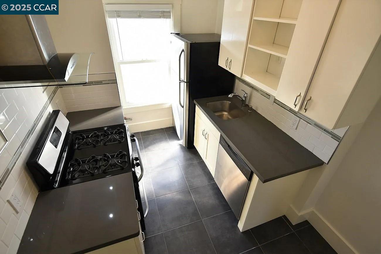 Detail Gallery Image 5 of 8 For 3040 Telegraph Ave #4,  Berkeley,  CA 94705 - 1 Beds | 1 Baths