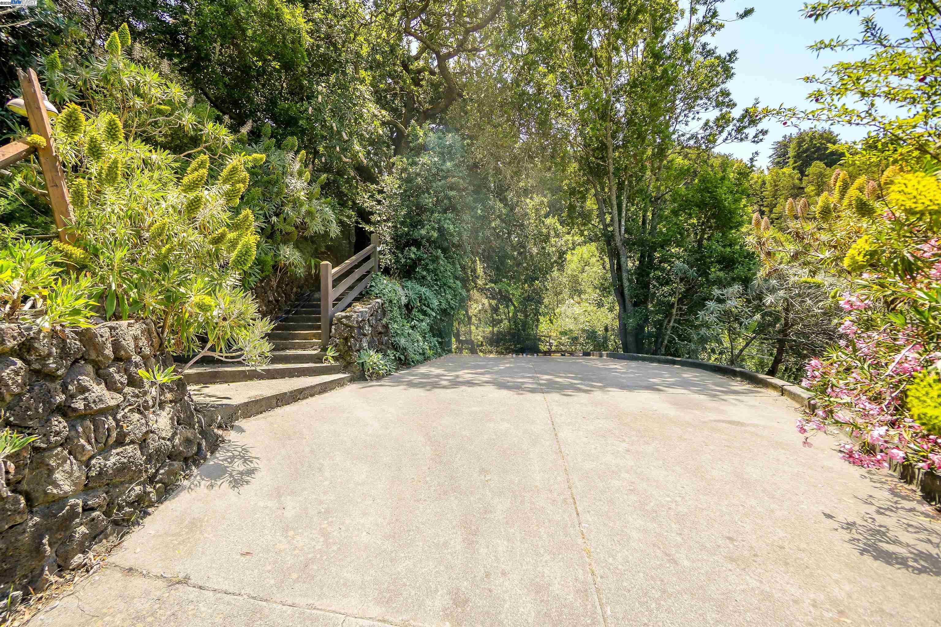 Detail Gallery Image 2 of 58 For 21 Red Rock Way, San Rafael,  CA 94903-3840 - 3 Beds | 2/1 Baths