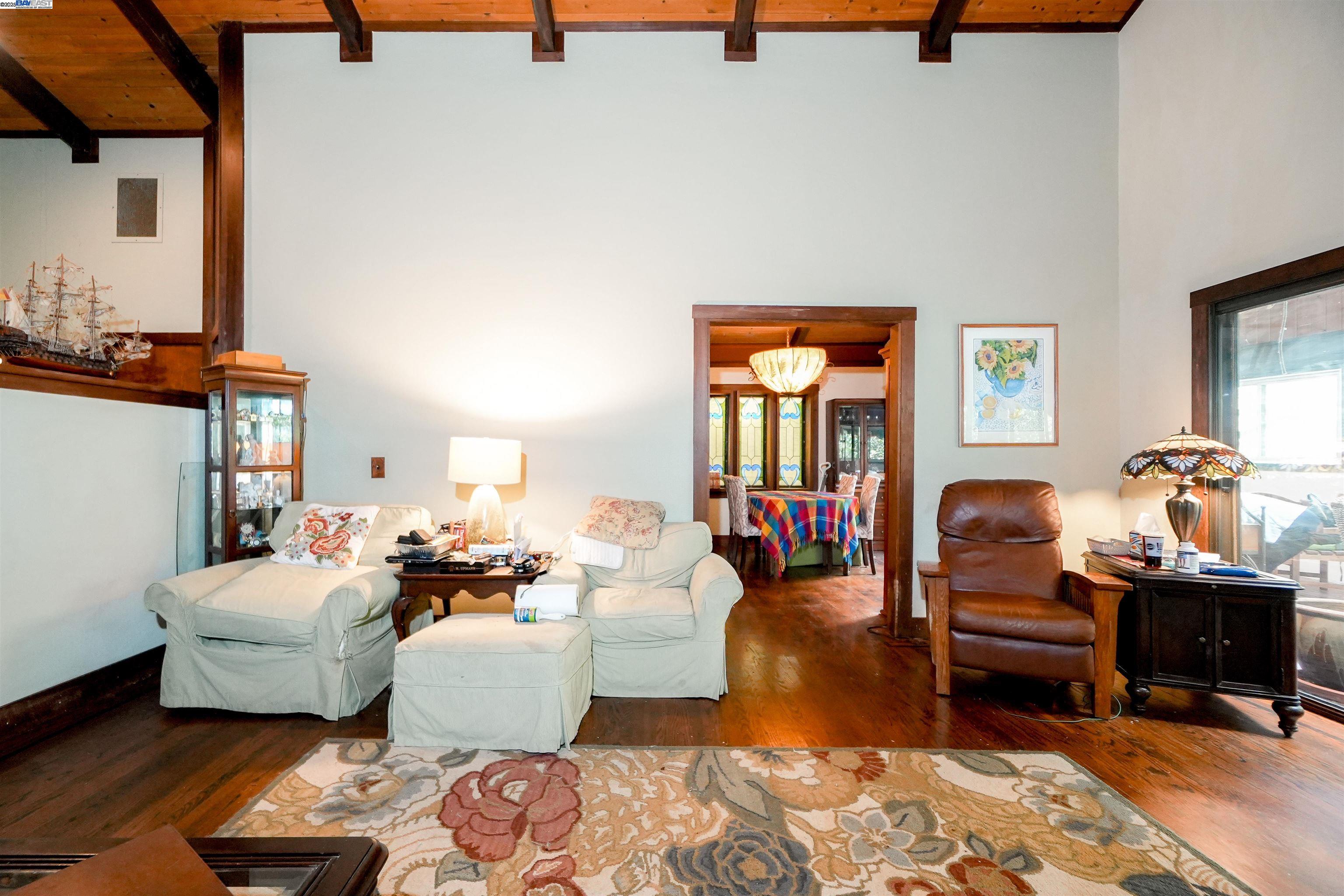 Detail Gallery Image 12 of 58 For 21 Red Rock Way, San Rafael,  CA 94903-3840 - 3 Beds | 2/1 Baths