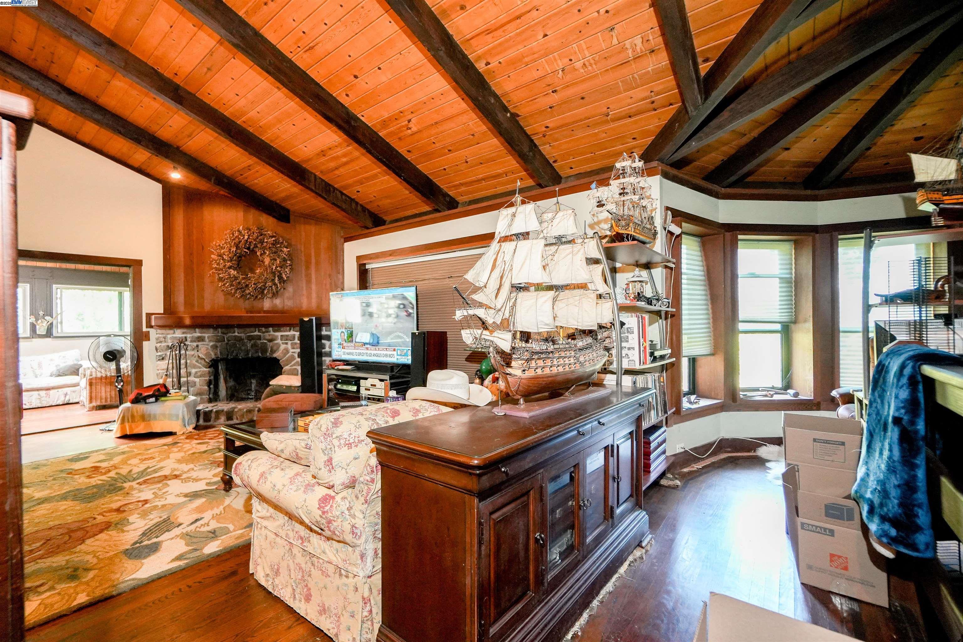 Detail Gallery Image 14 of 58 For 21 Red Rock Way, San Rafael,  CA 94903-3840 - 3 Beds | 2/1 Baths
