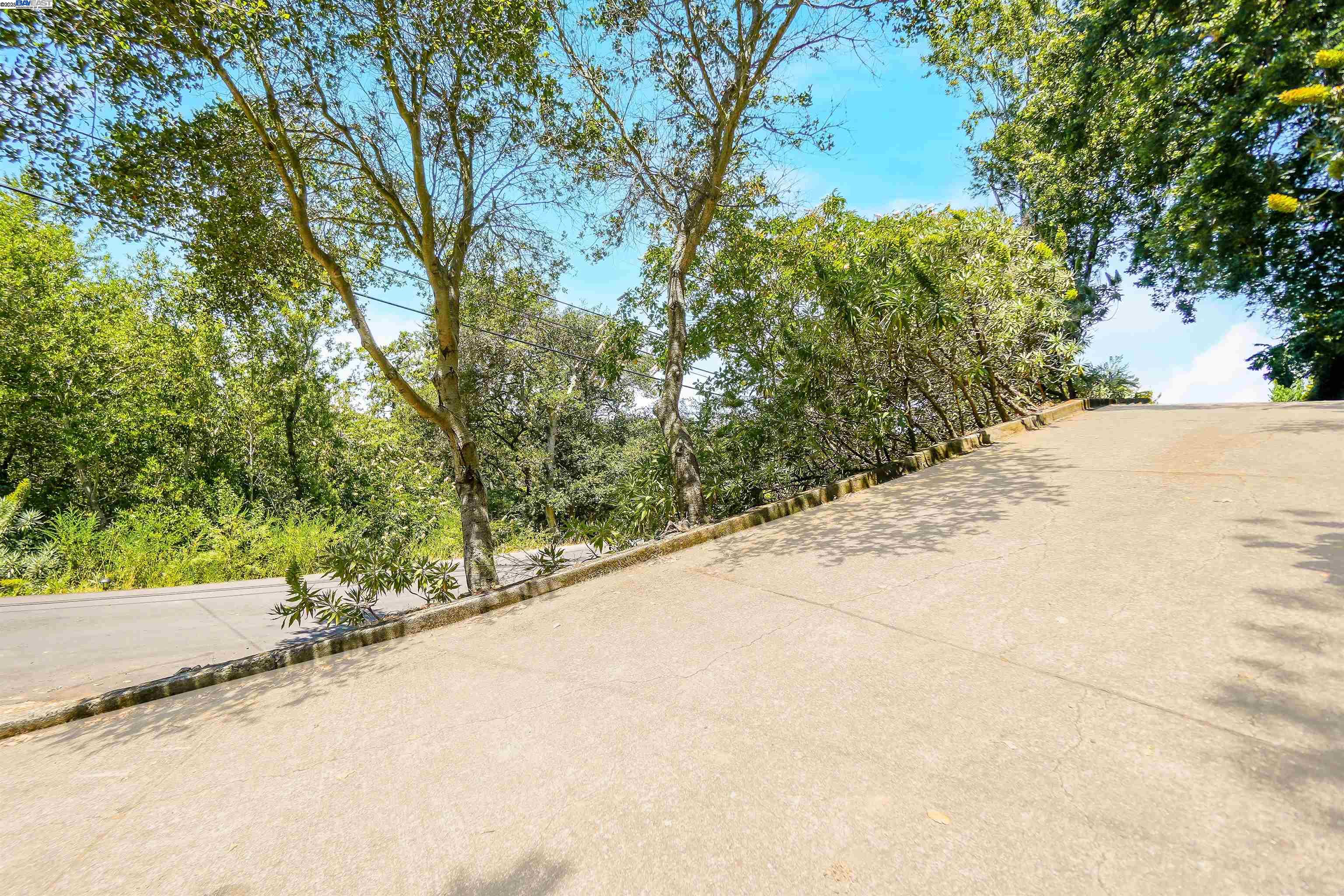 Detail Gallery Image 3 of 58 For 21 Red Rock Way, San Rafael,  CA 94903-3840 - 3 Beds | 2/1 Baths