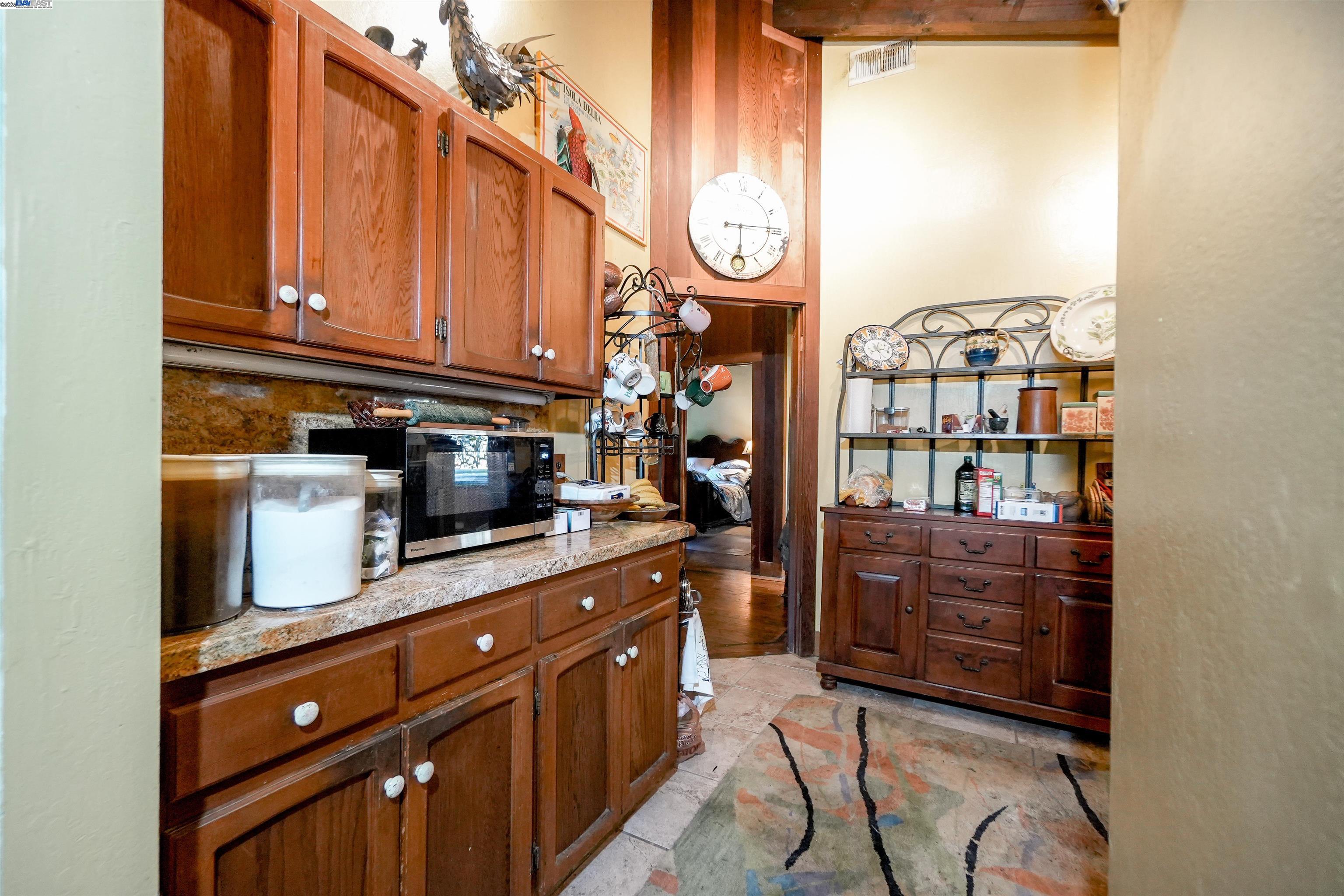 Detail Gallery Image 21 of 58 For 21 Red Rock Way, San Rafael,  CA 94903-3840 - 3 Beds | 2/1 Baths