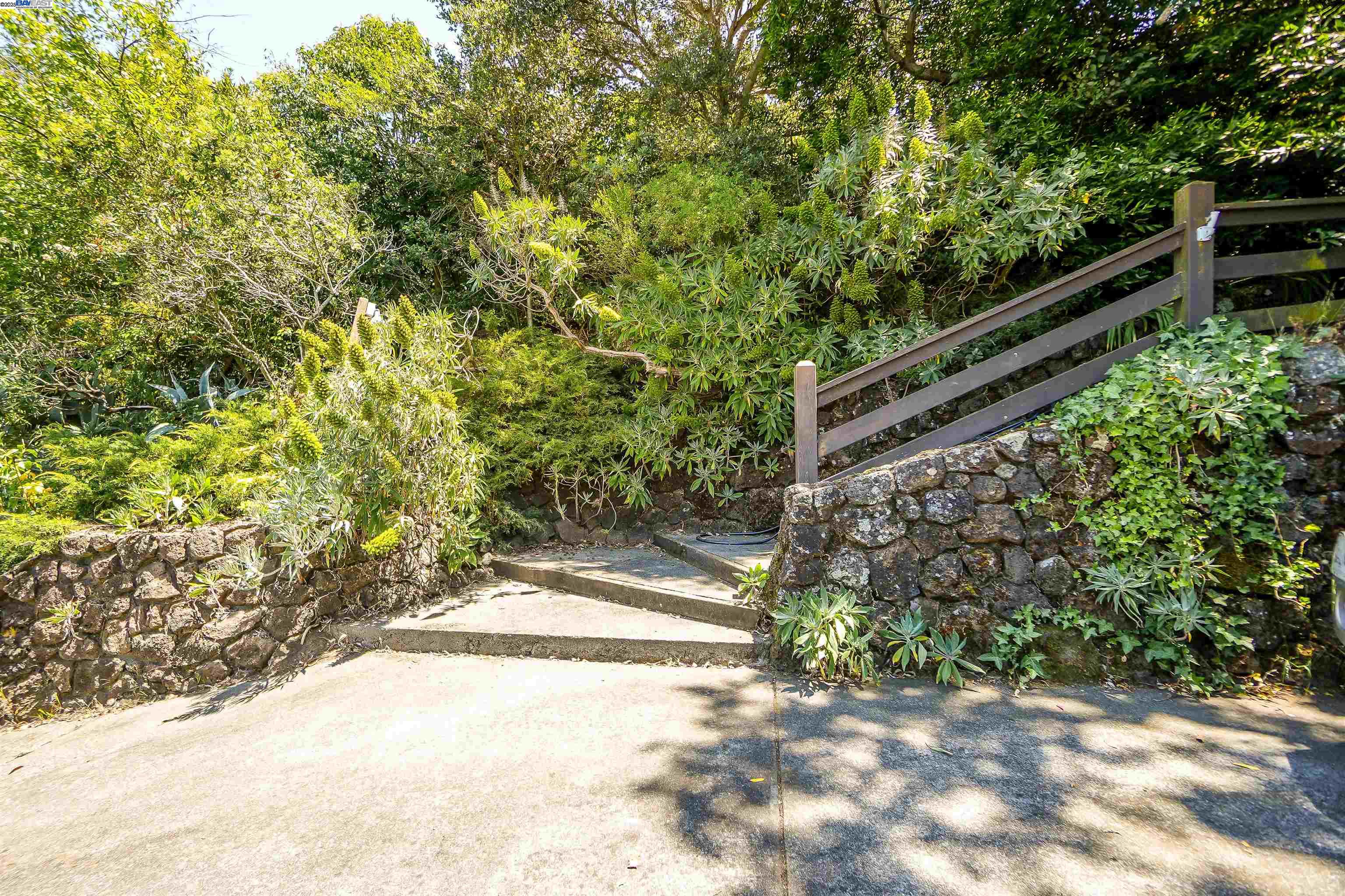 Detail Gallery Image 36 of 58 For 21 Red Rock Way, San Rafael,  CA 94903-3840 - 3 Beds | 2/1 Baths