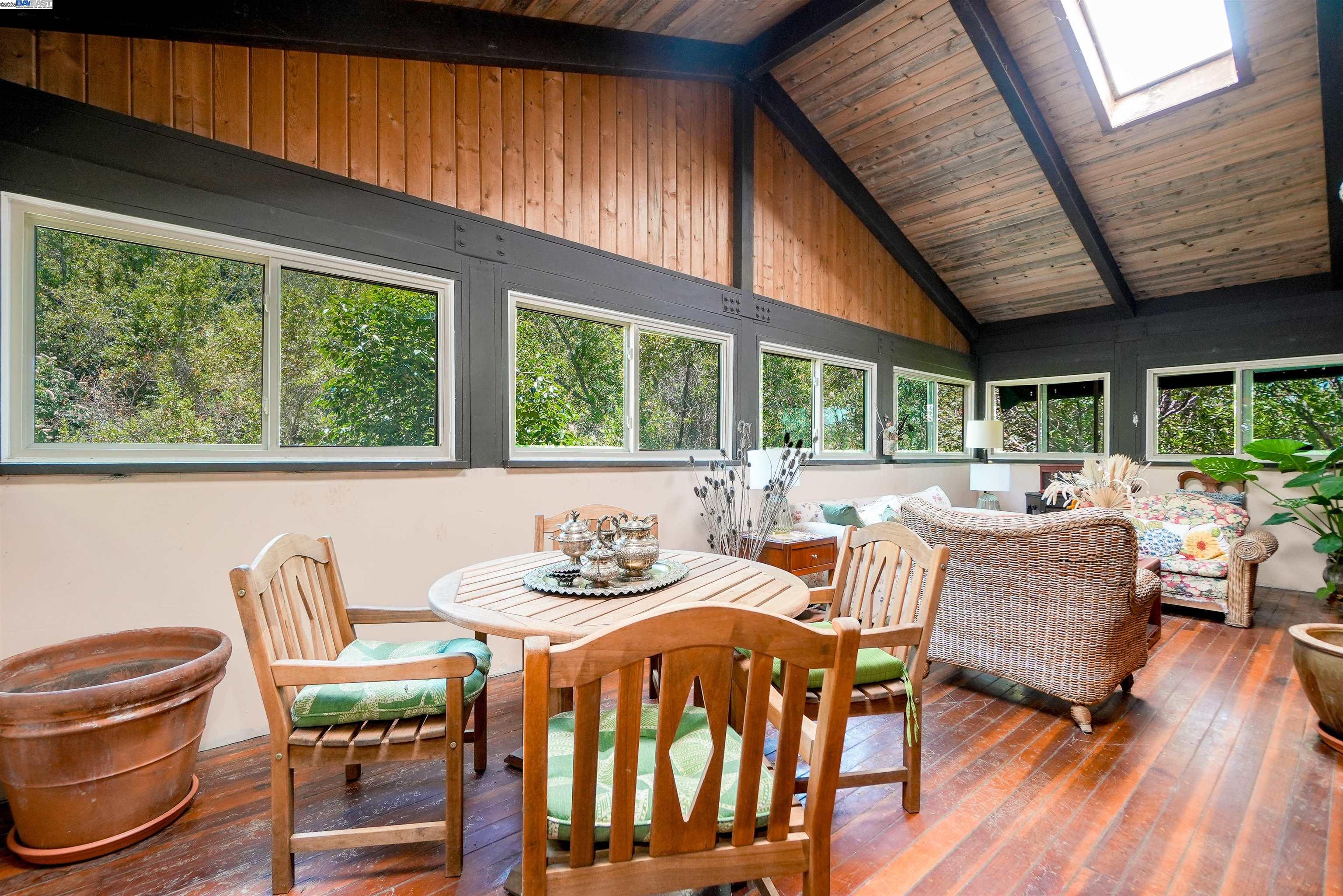 Detail Gallery Image 9 of 58 For 21 Red Rock Way, San Rafael,  CA 94903-3840 - 3 Beds | 2/1 Baths