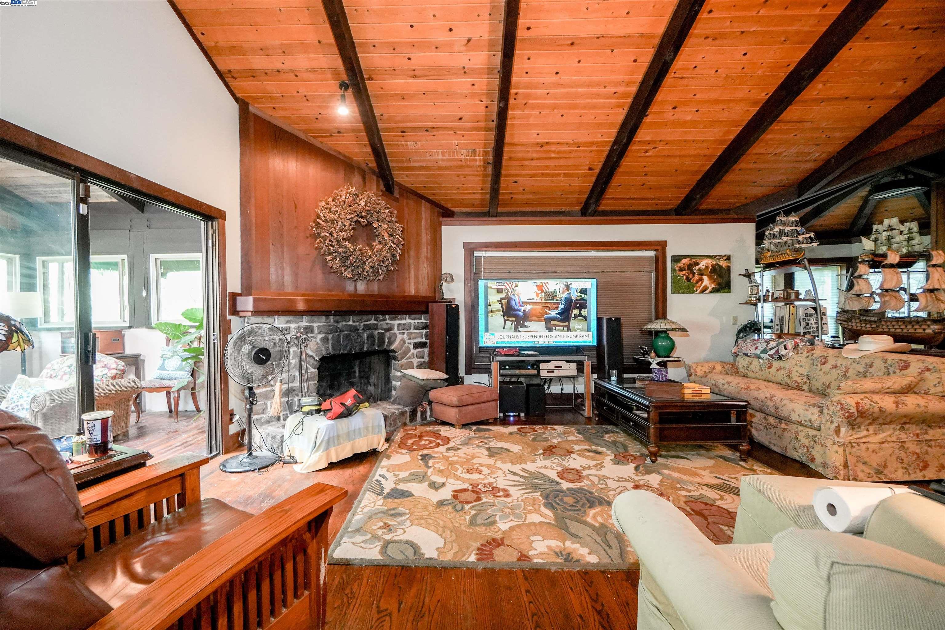 Detail Gallery Image 10 of 58 For 21 Red Rock Way, San Rafael,  CA 94903-3840 - 3 Beds | 2/1 Baths
