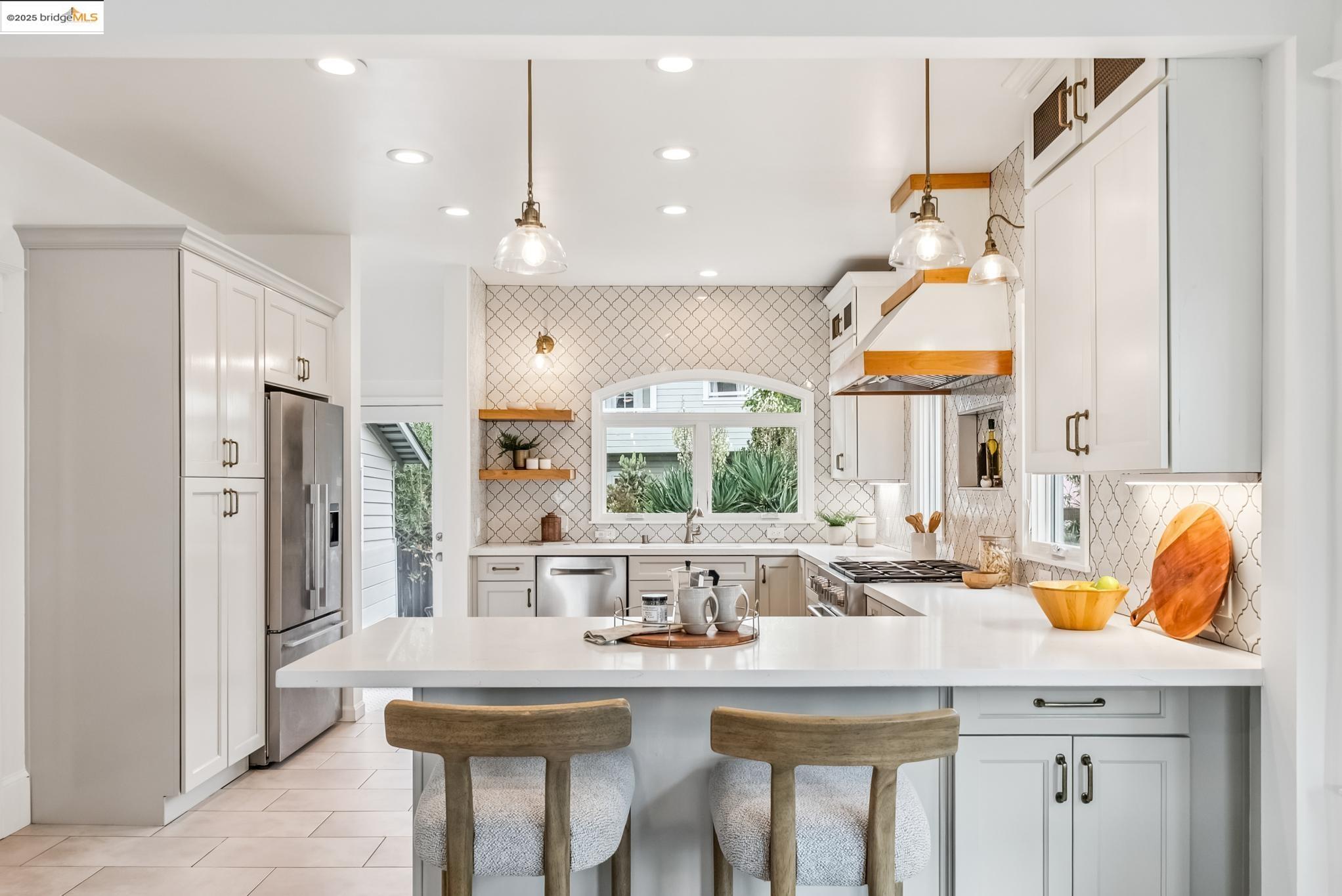 Detail Gallery Image 2 of 37 For 678 65th St, Oakland,  CA 94609 - 3 Beds | 2 Baths