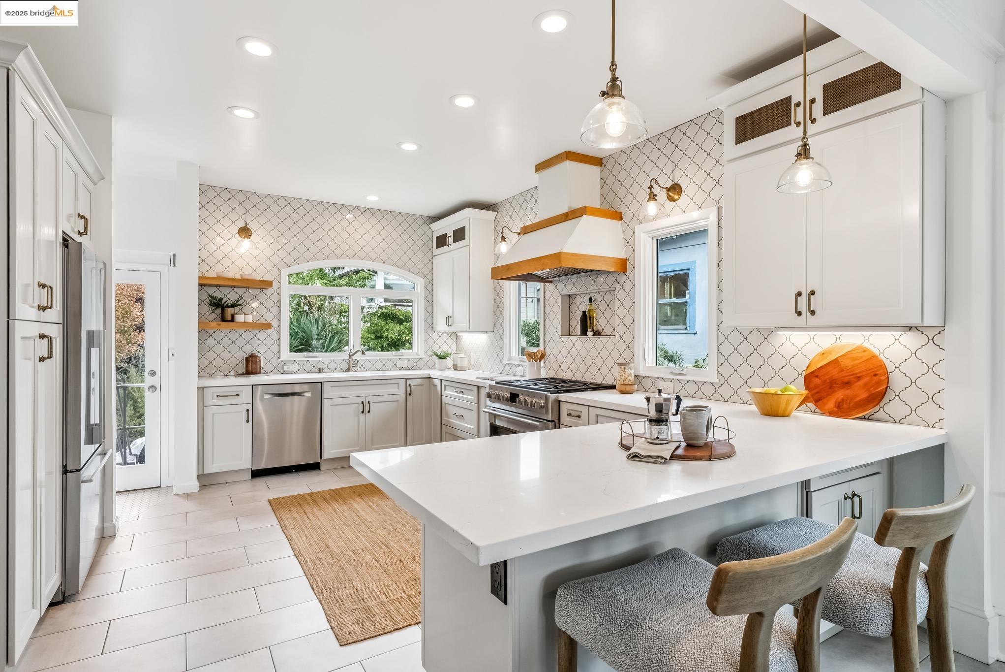 Detail Gallery Image 14 of 37 For 678 65th St, Oakland,  CA 94609 - 3 Beds | 2 Baths