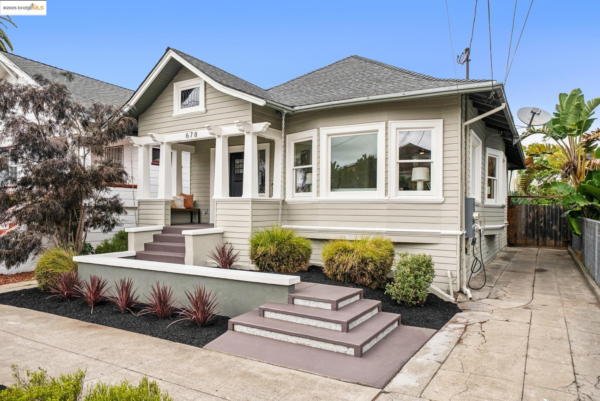 Detail Gallery Image 3 of 37 For 678 65th St, Oakland,  CA 94609 - 3 Beds | 2 Baths