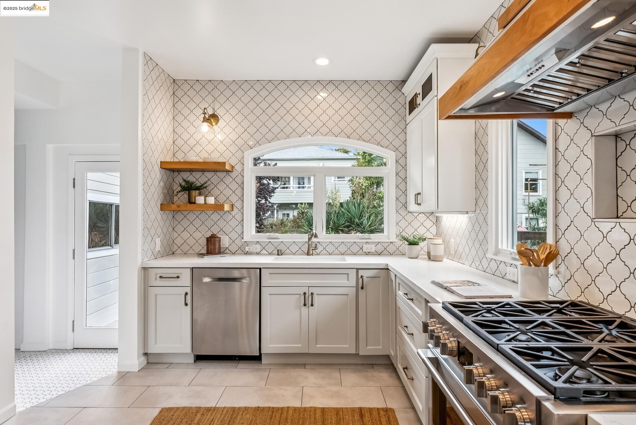 Detail Gallery Image 17 of 37 For 678 65th St, Oakland,  CA 94609 - 3 Beds | 2 Baths