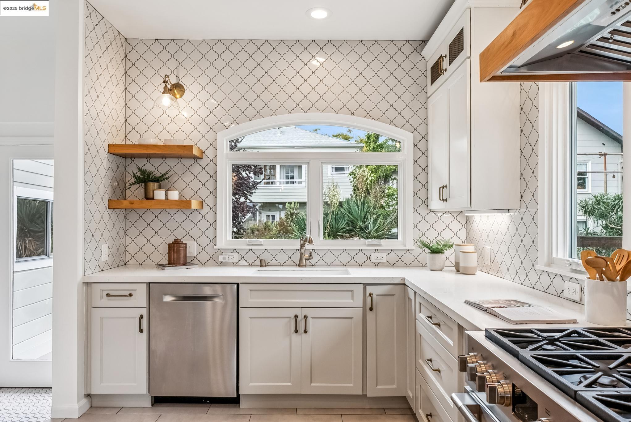 Detail Gallery Image 18 of 37 For 678 65th St, Oakland,  CA 94609 - 3 Beds | 2 Baths