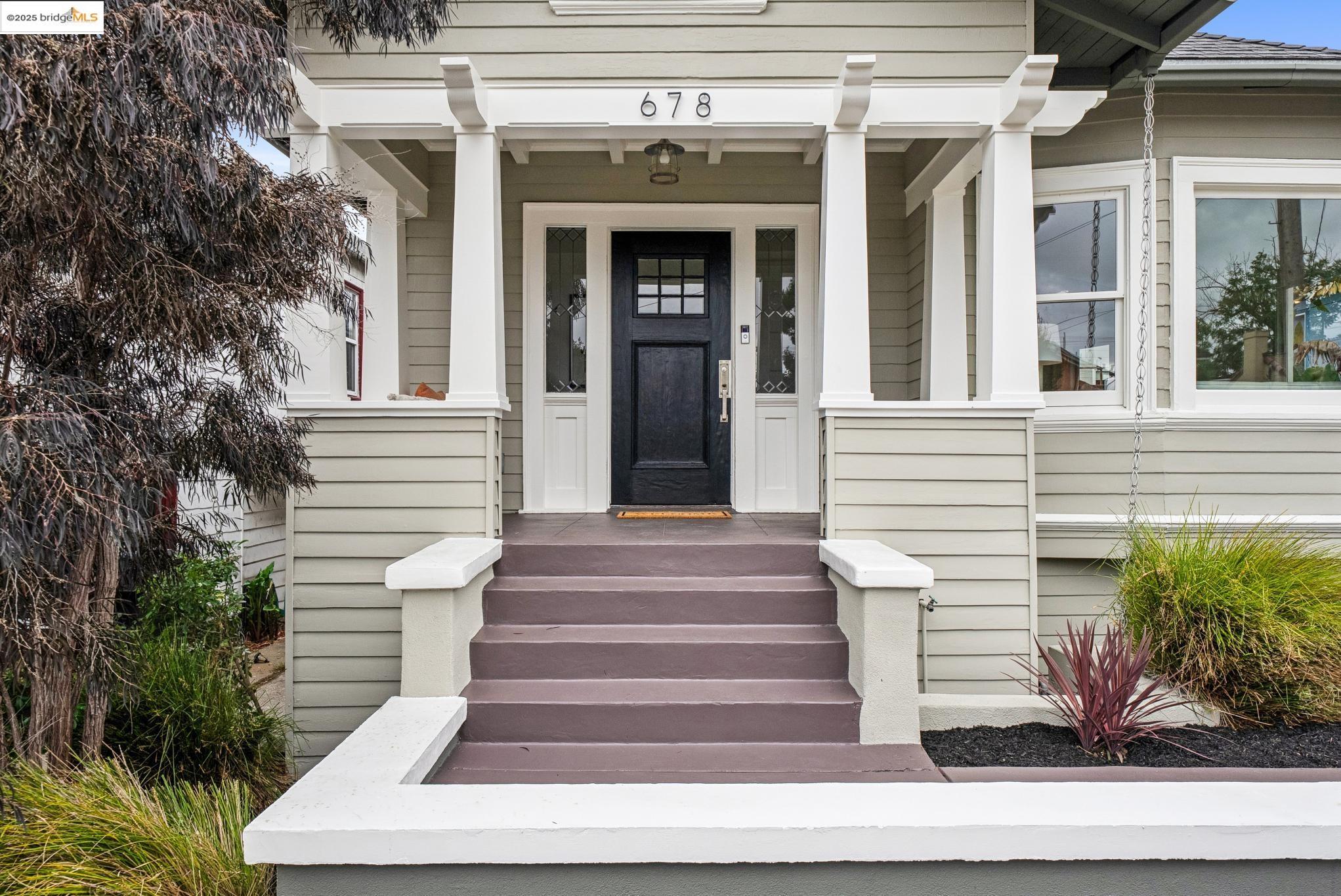 Detail Gallery Image 4 of 37 For 678 65th St, Oakland,  CA 94609 - 3 Beds | 2 Baths