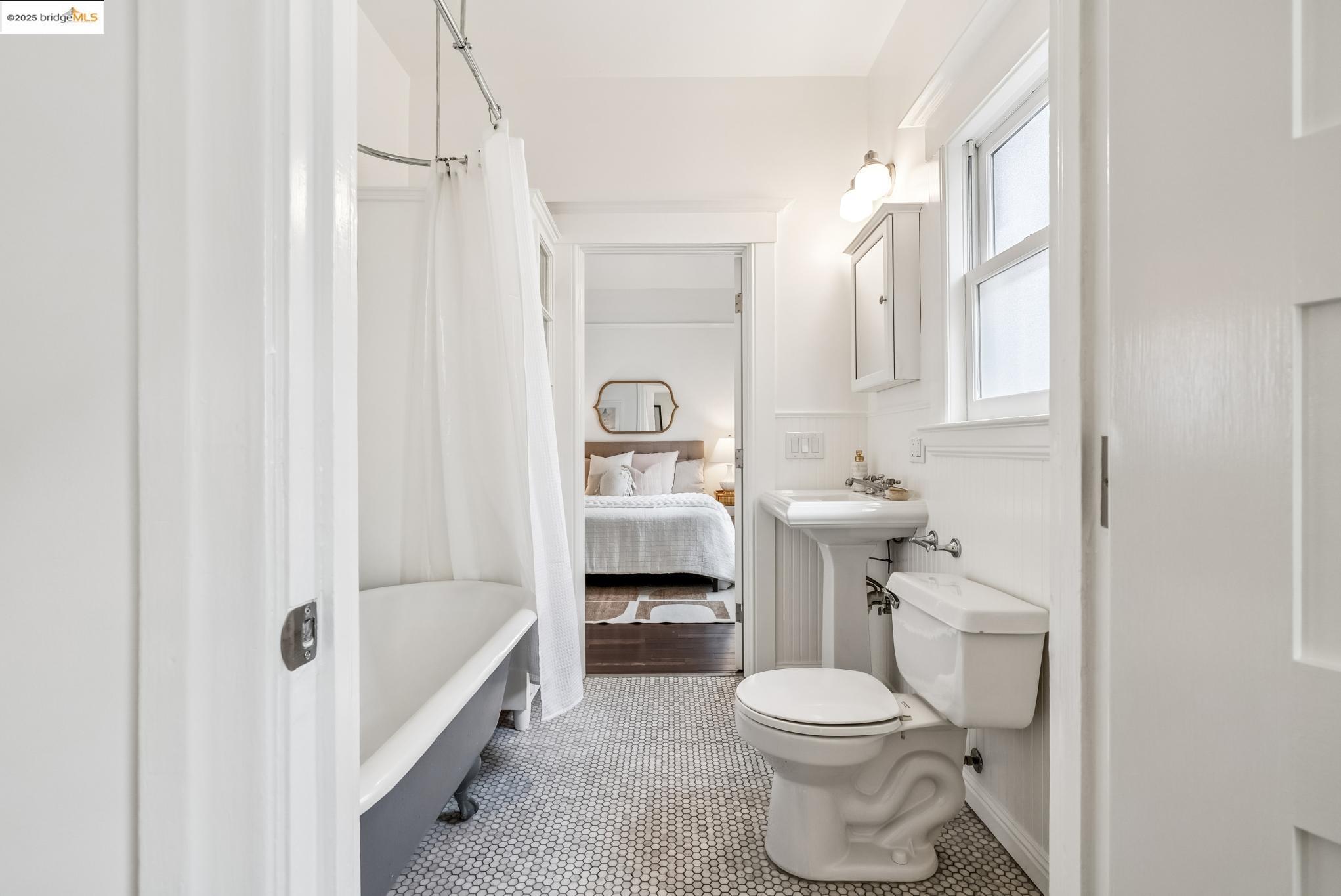 Detail Gallery Image 22 of 37 For 678 65th St, Oakland,  CA 94609 - 3 Beds | 2 Baths