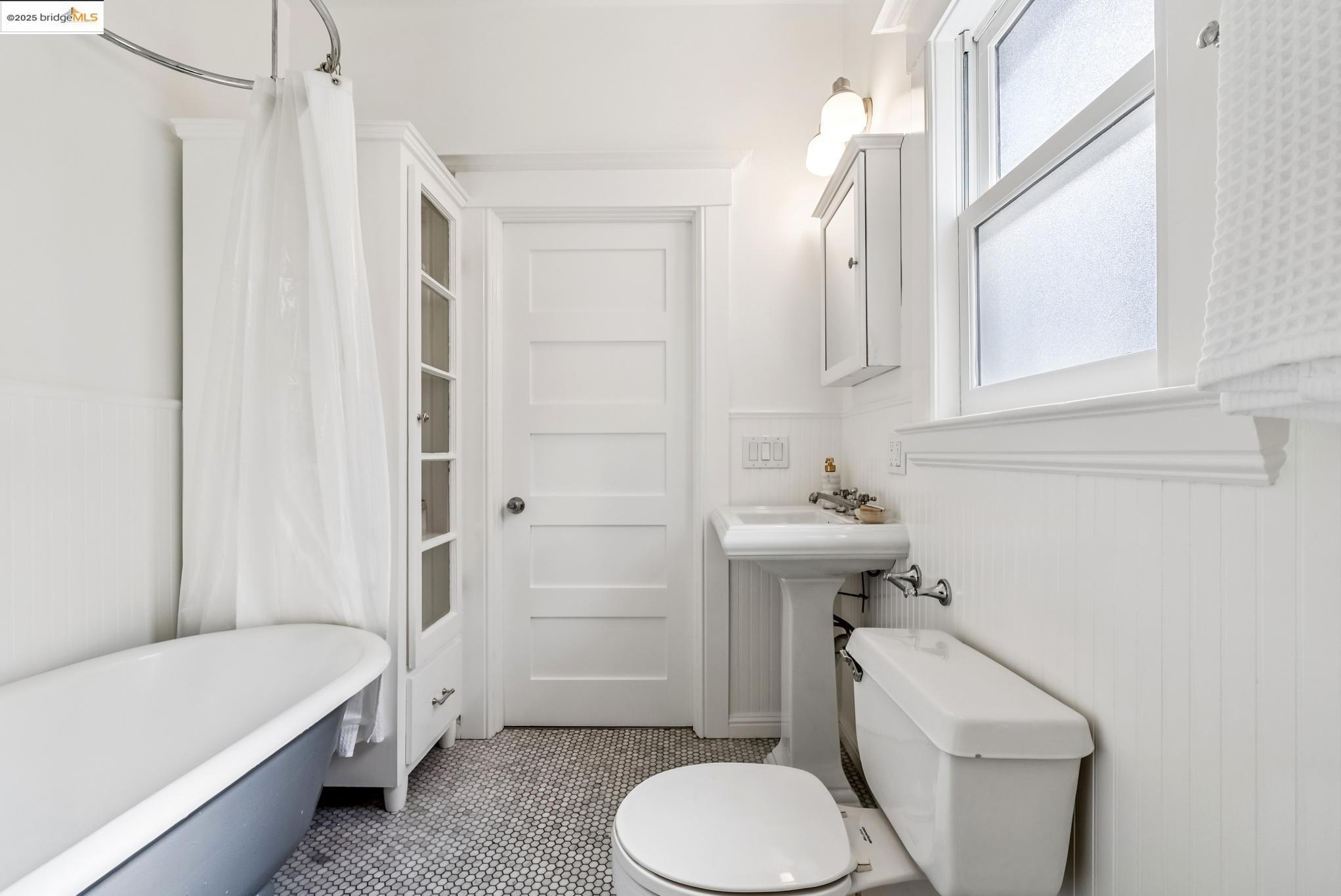 Detail Gallery Image 23 of 37 For 678 65th St, Oakland,  CA 94609 - 3 Beds | 2 Baths