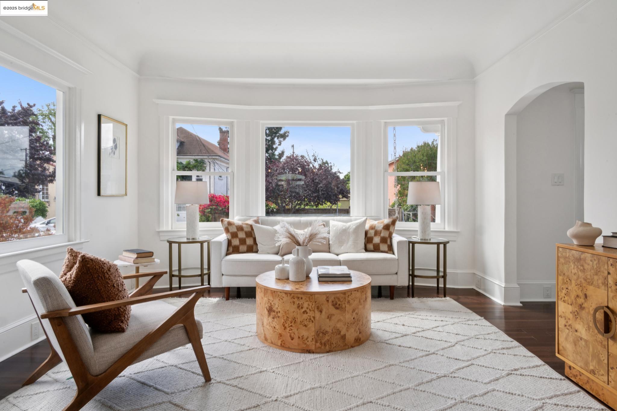 Detail Gallery Image 8 of 37 For 678 65th St, Oakland,  CA 94609 - 3 Beds | 2 Baths