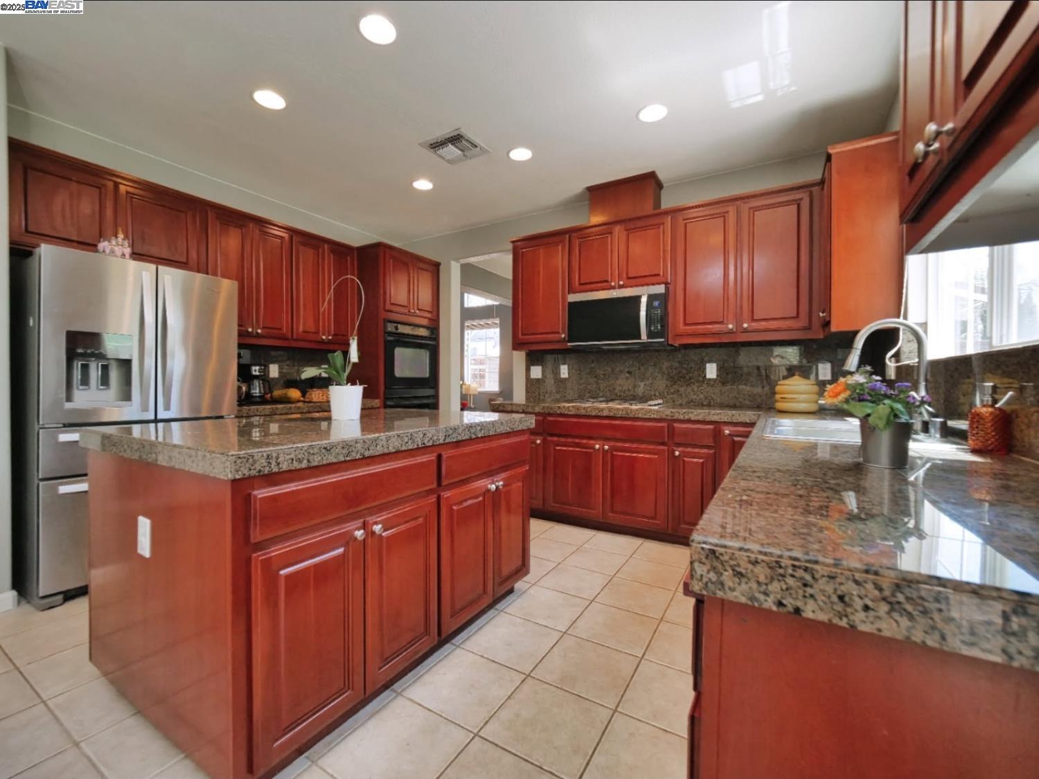 Detail Gallery Image 7 of 29 For 1242 Tulloch Dr, Tracy,  CA 95304 - 5 Beds | 3 Baths