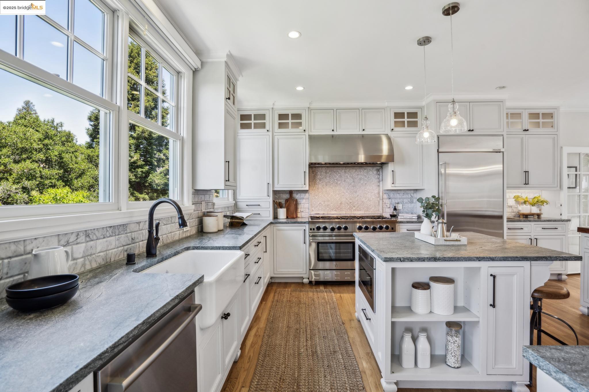 Detail Gallery Image 17 of 60 For 6051 Margarido Dr, Oakland,  CA 94618 - 5 Beds | 5/1 Baths