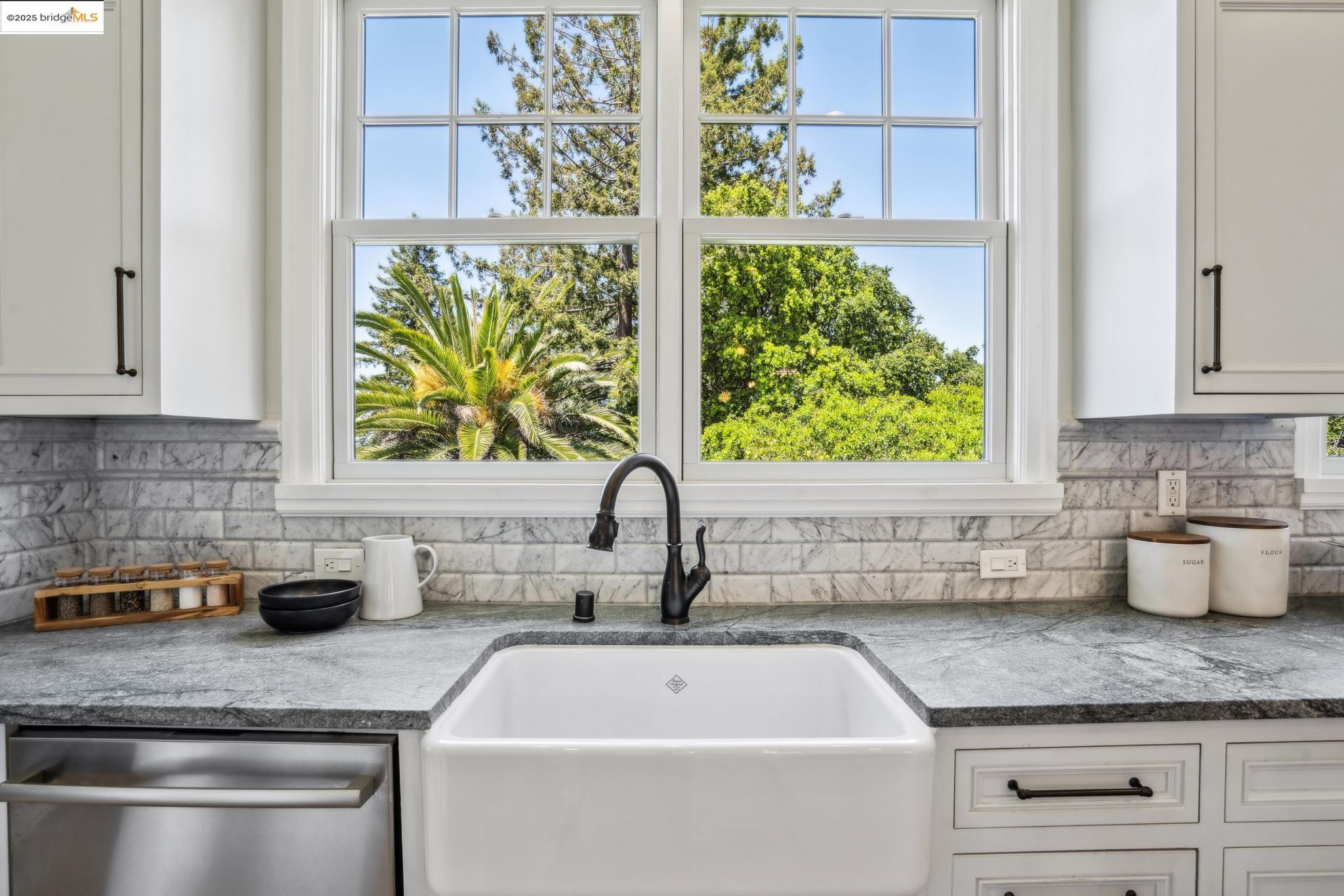 Detail Gallery Image 18 of 60 For 6051 Margarido Dr, Oakland,  CA 94618 - 5 Beds | 5/1 Baths