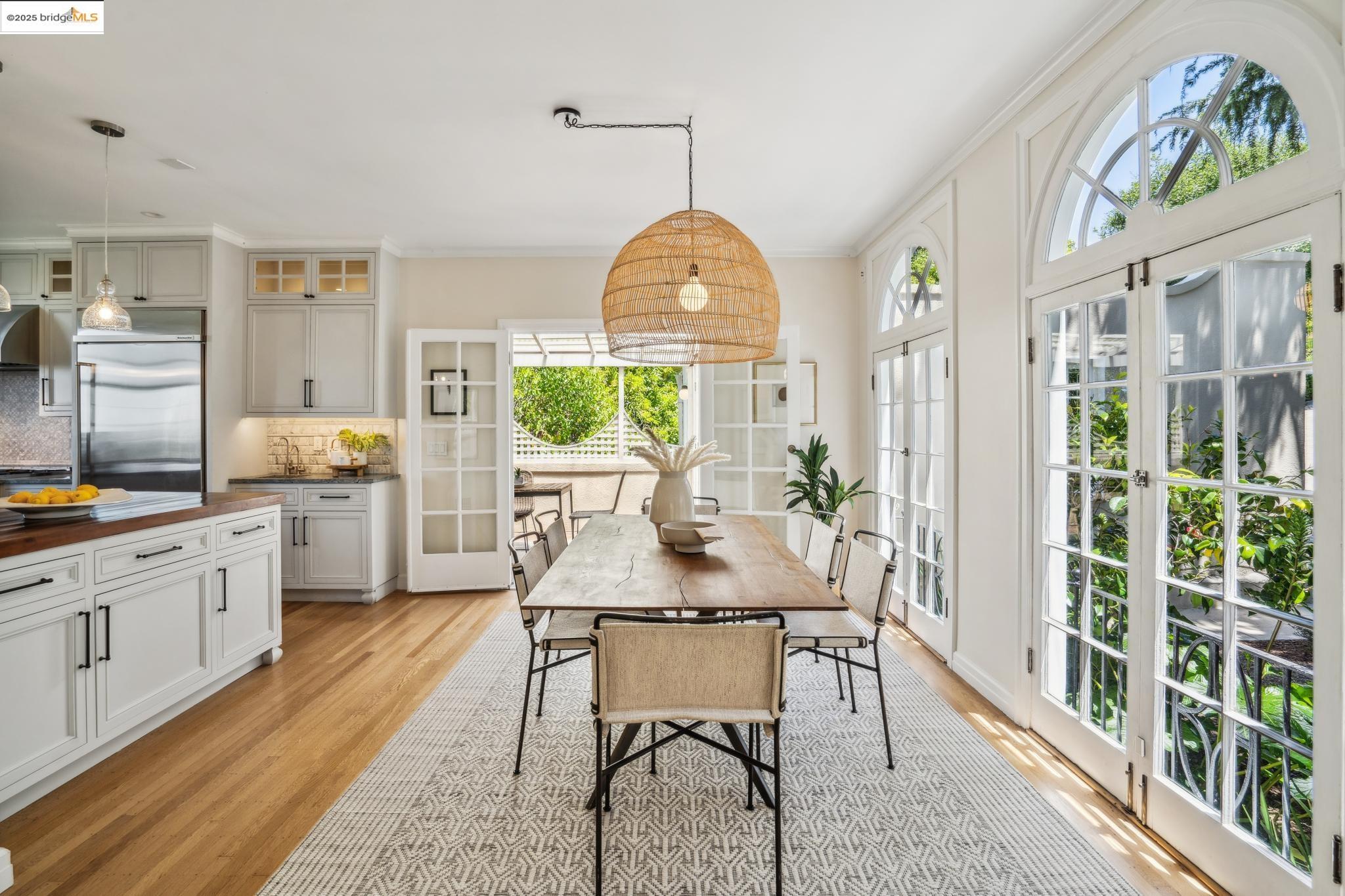 Detail Gallery Image 21 of 60 For 6051 Margarido Dr, Oakland,  CA 94618 - 5 Beds | 5/1 Baths