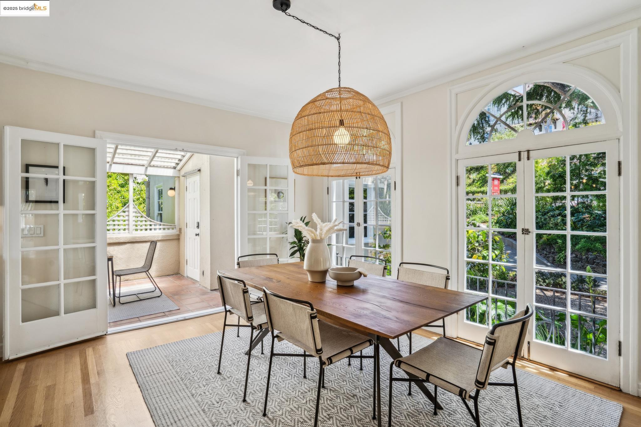 Detail Gallery Image 22 of 60 For 6051 Margarido Dr, Oakland,  CA 94618 - 5 Beds | 5/1 Baths