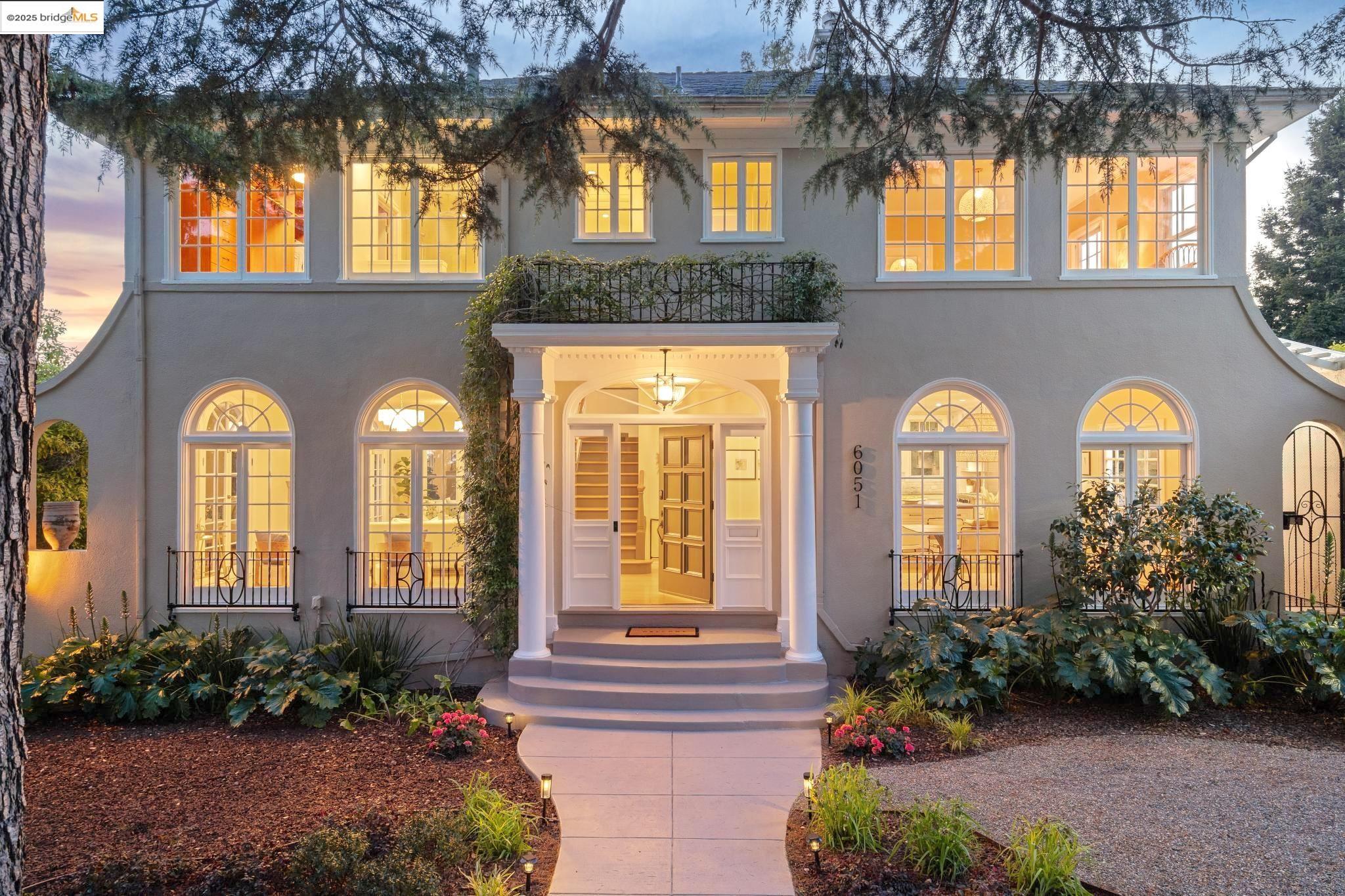 Detail Gallery Image 4 of 60 For 6051 Margarido Dr, Oakland,  CA 94618 - 5 Beds | 5/1 Baths