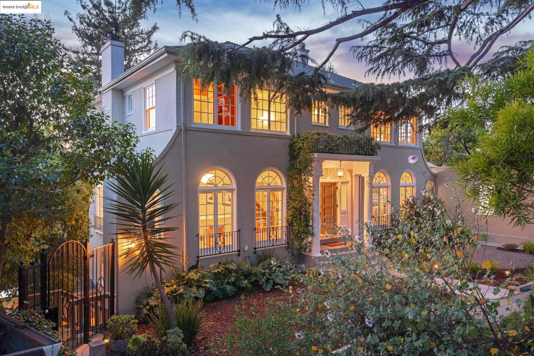 Detail Gallery Image 5 of 60 For 6051 Margarido Dr, Oakland,  CA 94618 - 5 Beds | 5/1 Baths