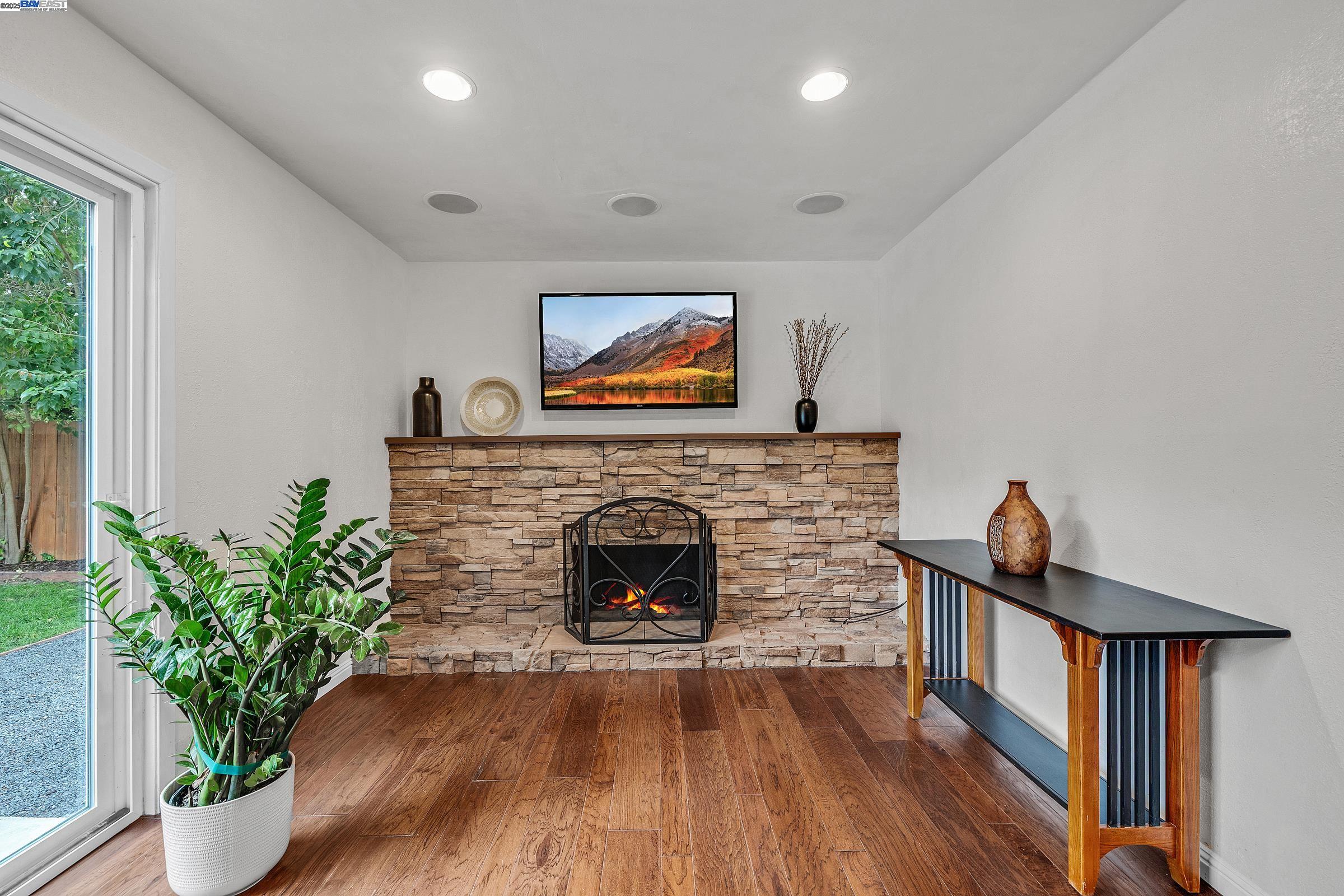 Detail Gallery Image 13 of 30 For 4421 Muirwood Dr, Pleasanton,  CA 94588 - 4 Beds | 2/1 Baths
