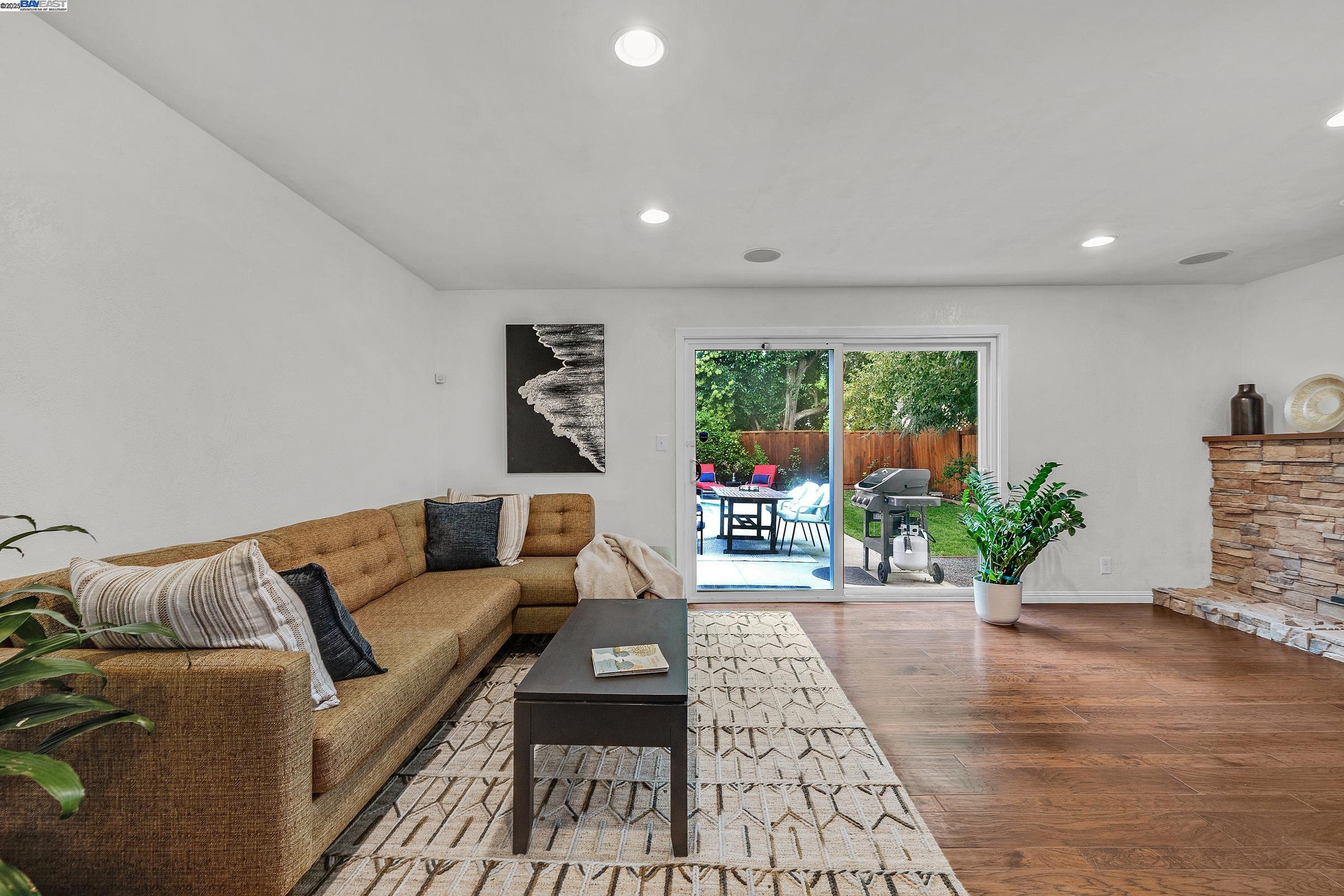 Detail Gallery Image 14 of 30 For 4421 Muirwood Dr, Pleasanton,  CA 94588 - 4 Beds | 2/1 Baths