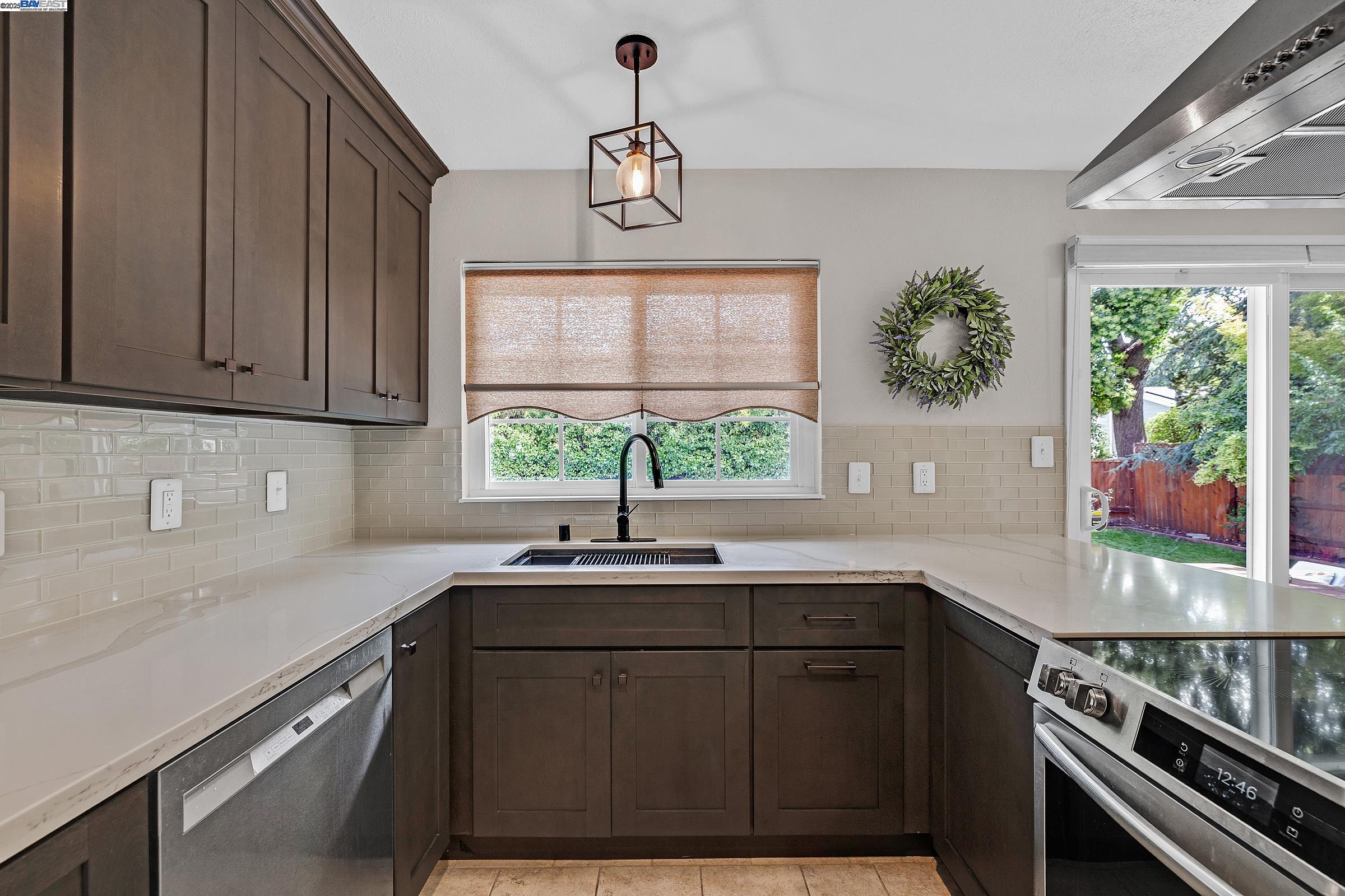 Detail Gallery Image 9 of 30 For 4421 Muirwood Dr, Pleasanton,  CA 94588 - 4 Beds | 2/1 Baths
